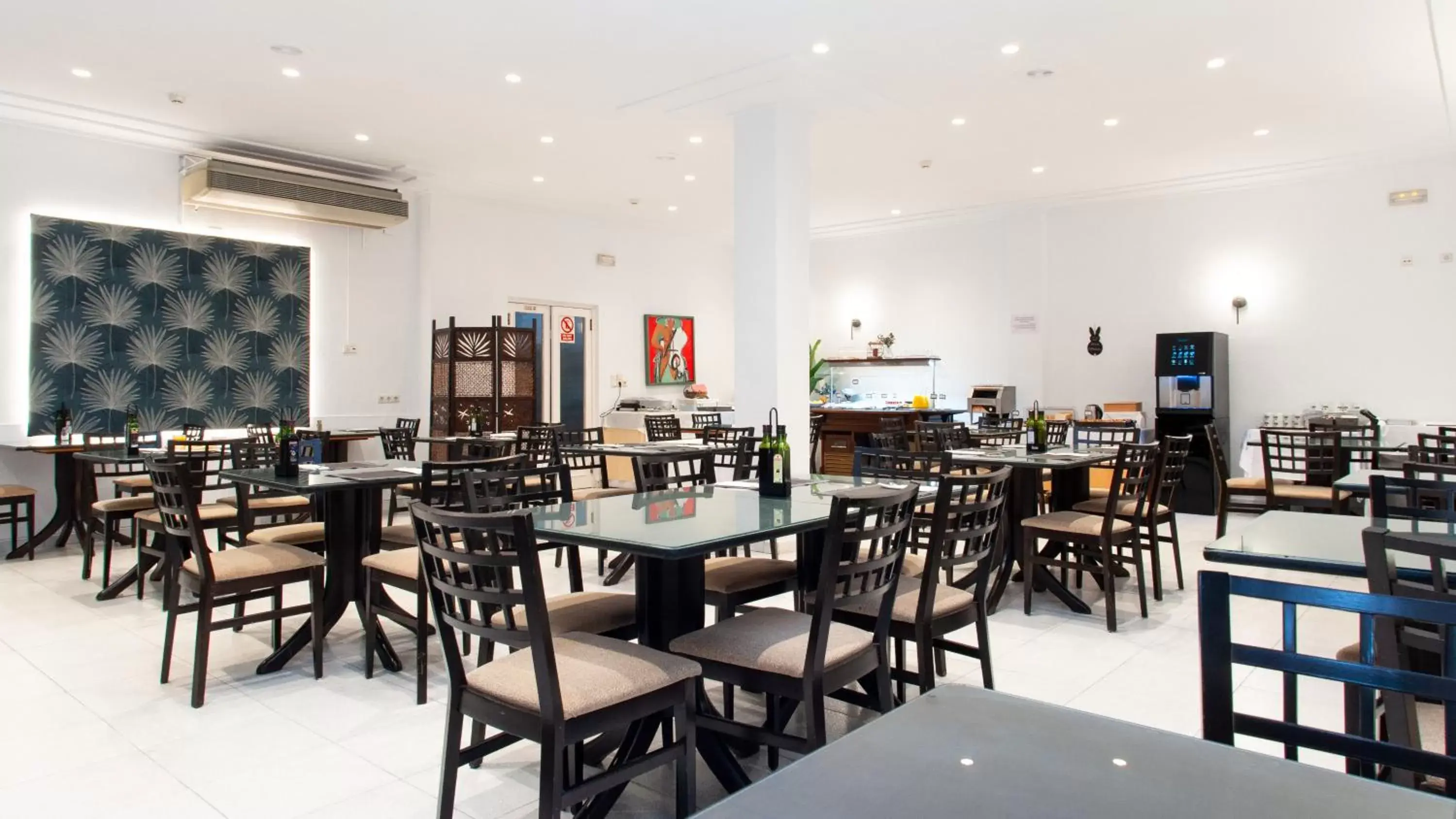 Restaurant/Places to Eat in Hotel Eden Mar