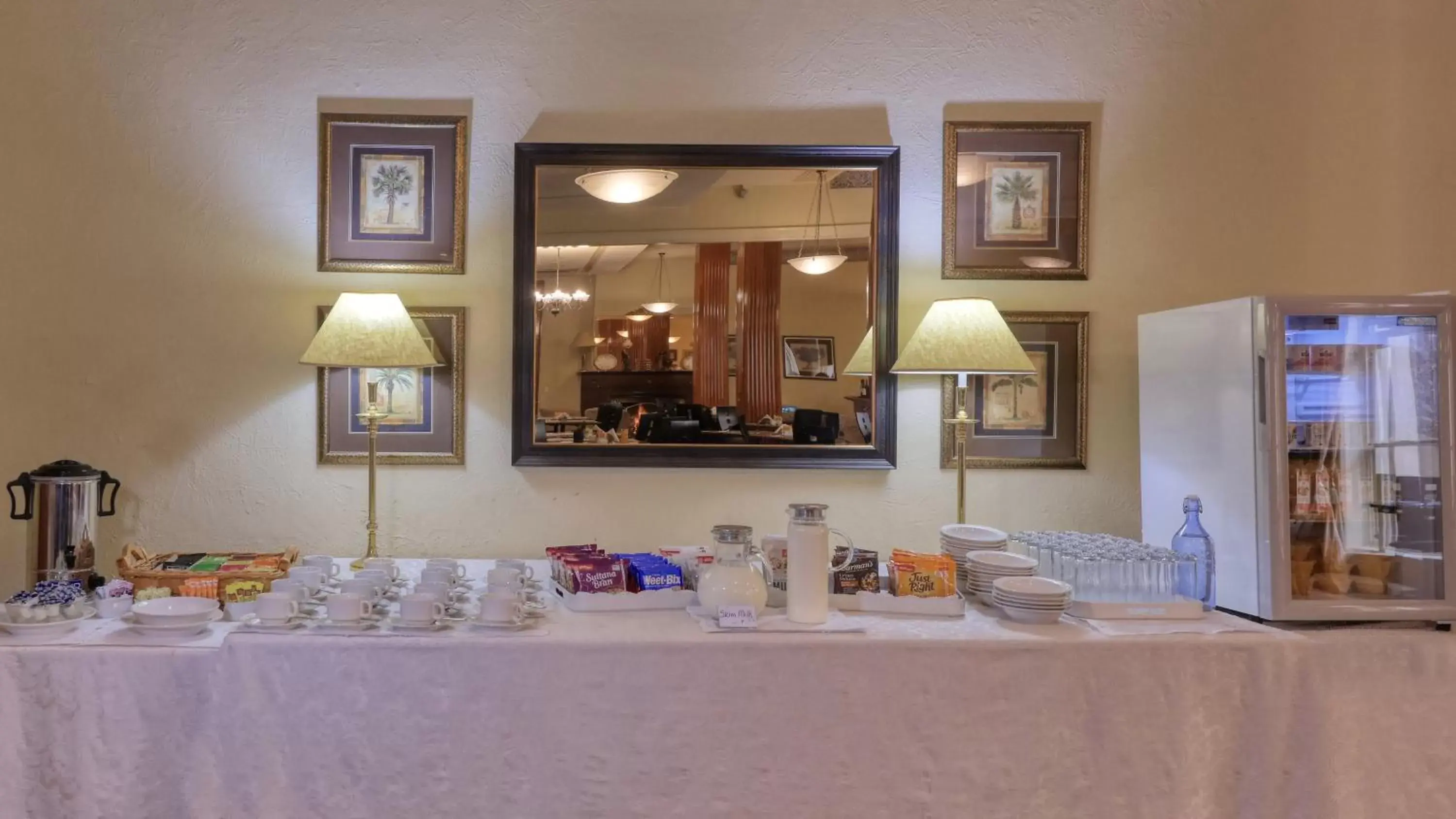 Breakfast, Kitchen/Kitchenette in Royal Exchange Hotel