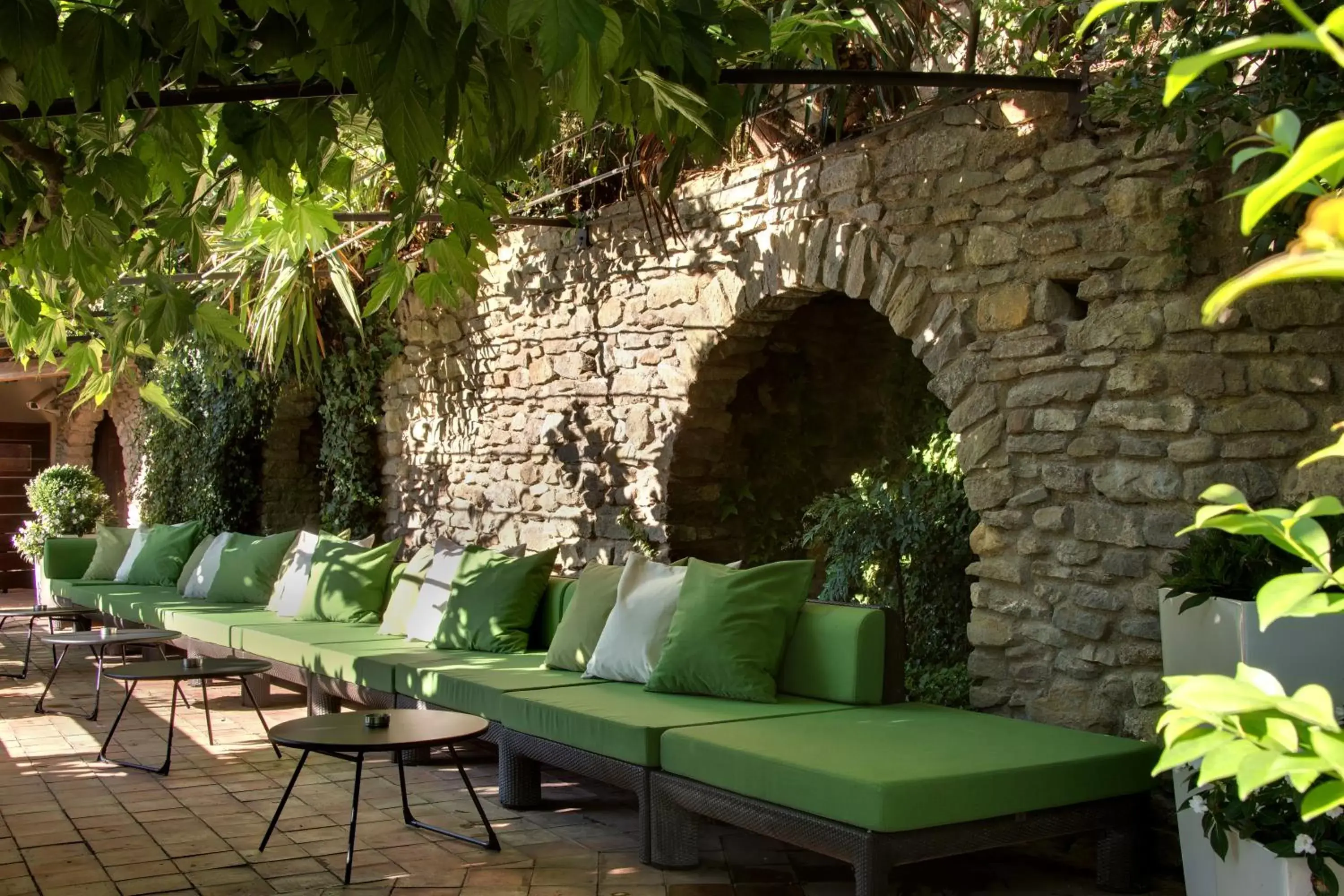 Patio in Hôtel du Château & Spa - Les Collectionneurs