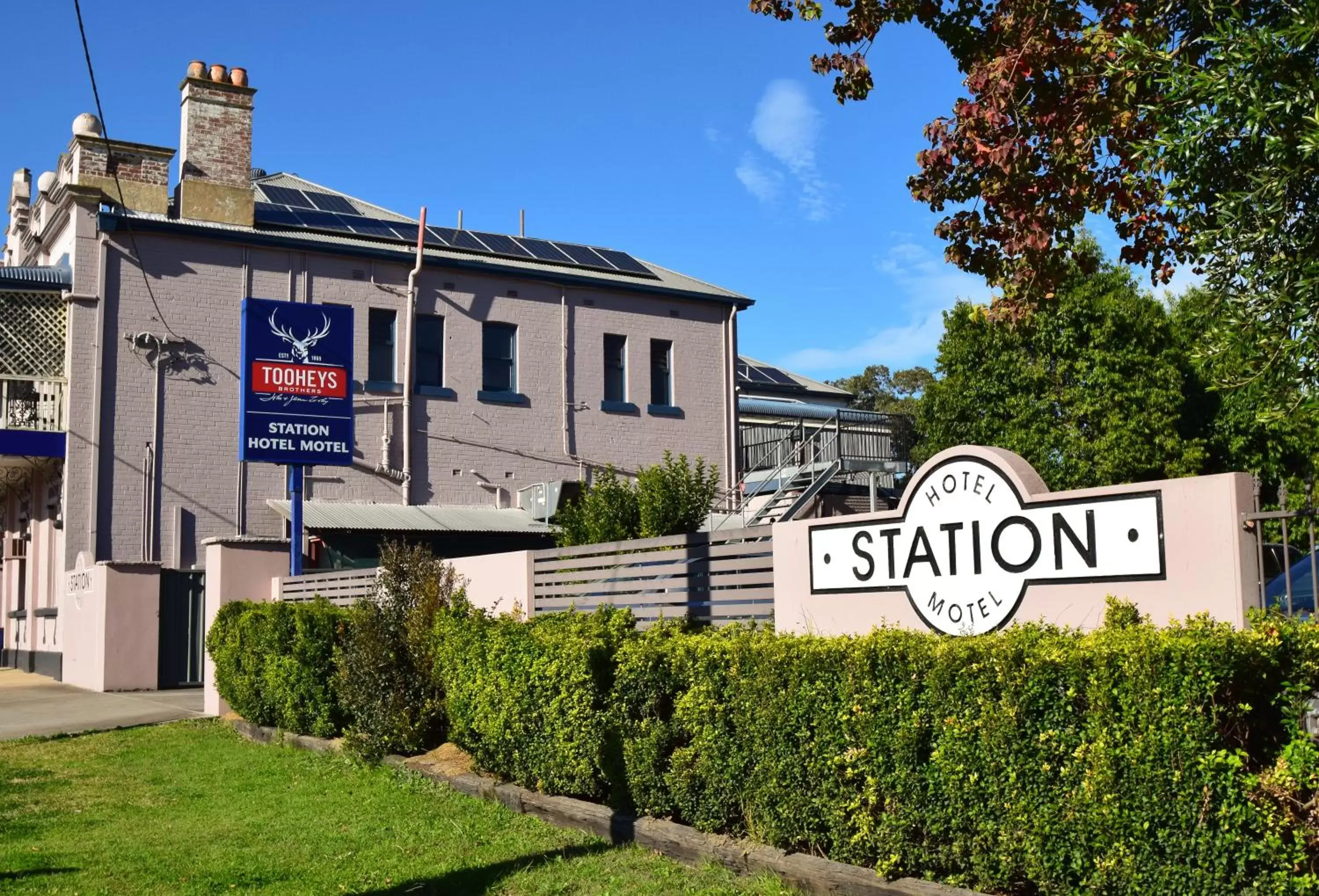 Property building, Property Logo/Sign in Station Hotel Motel Kurri