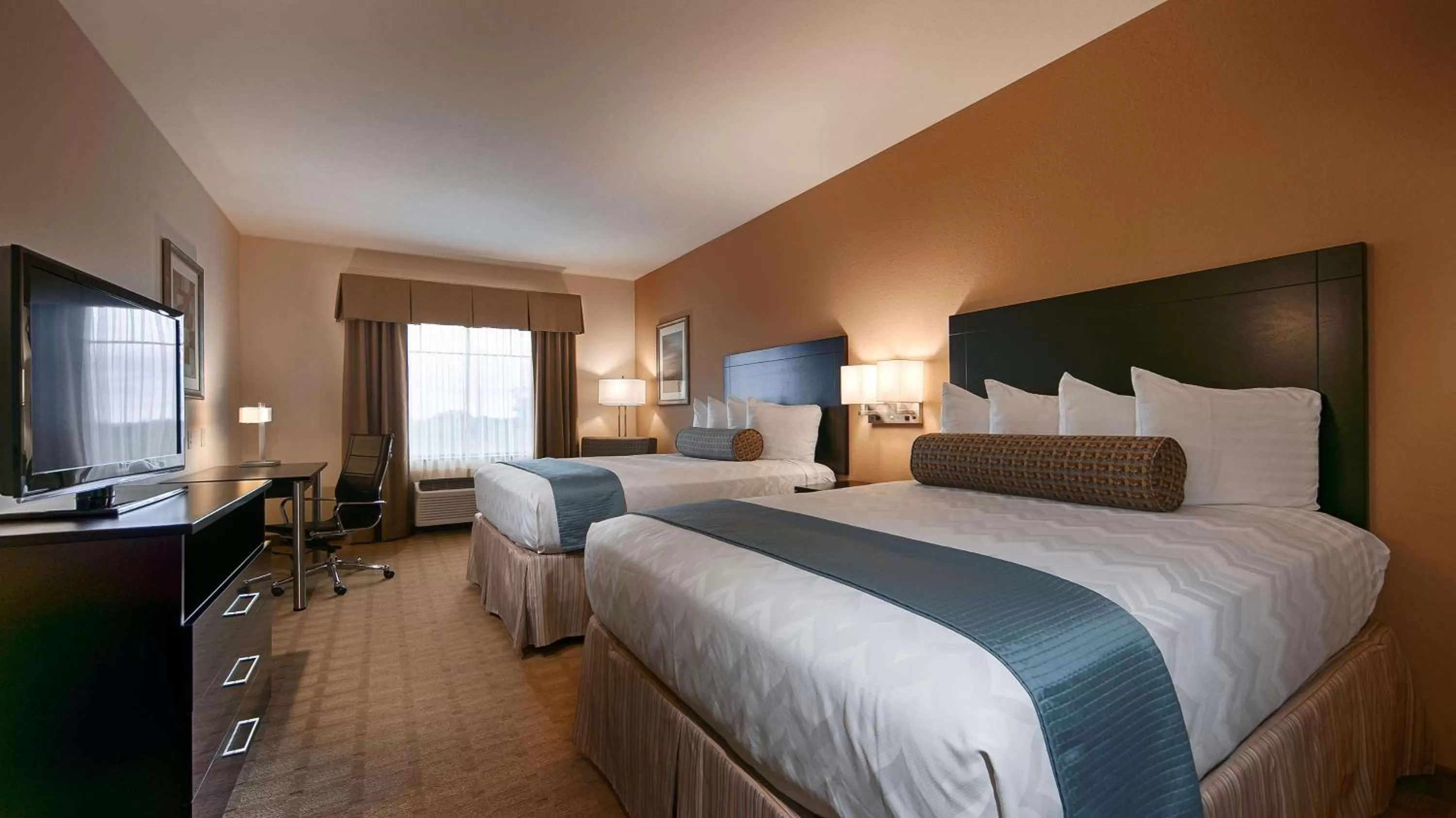 Photo of the whole room, Bed in Best Western Plus Lytle Inn and Suites