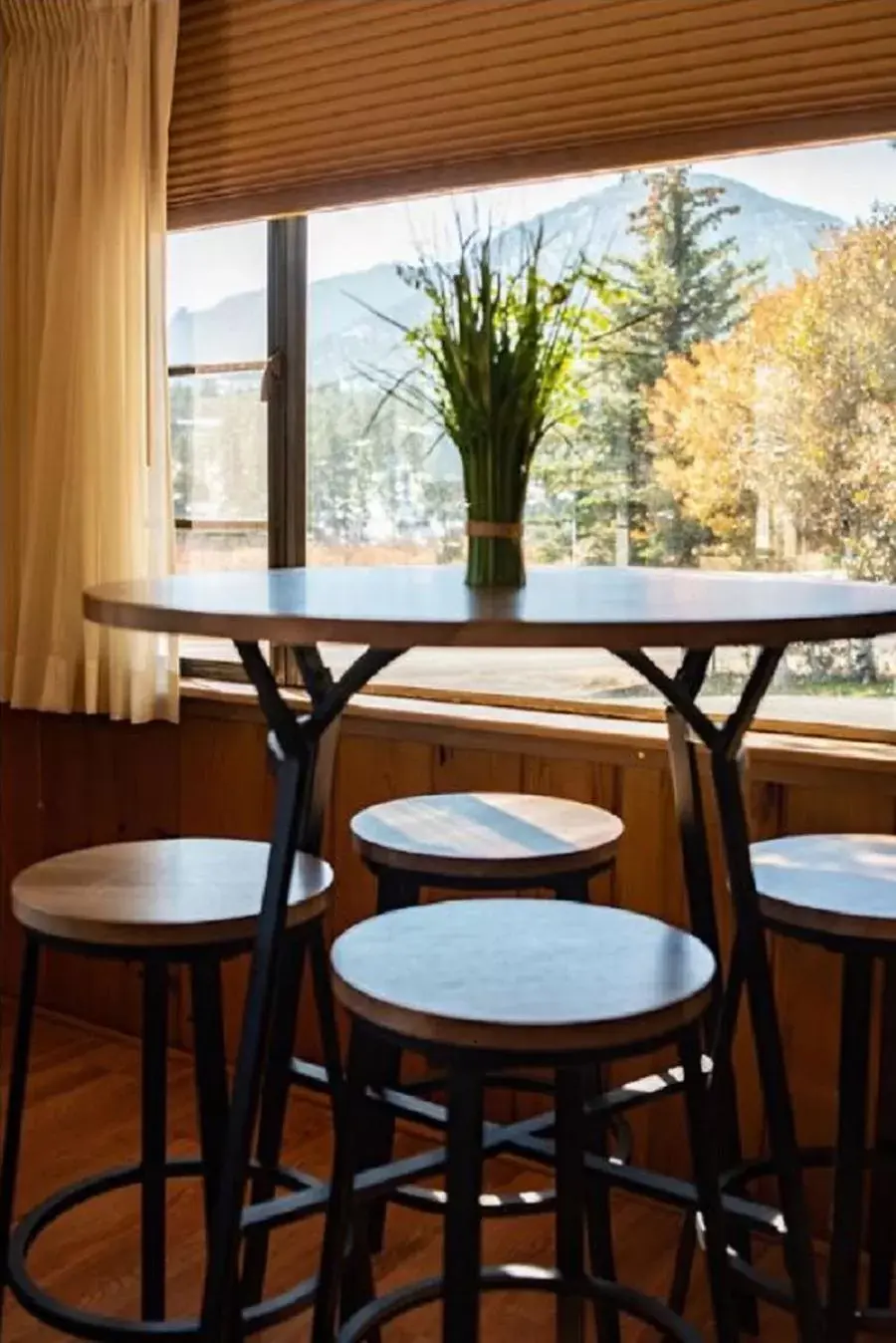 Dining area in Alpine Trail Ridge Inn