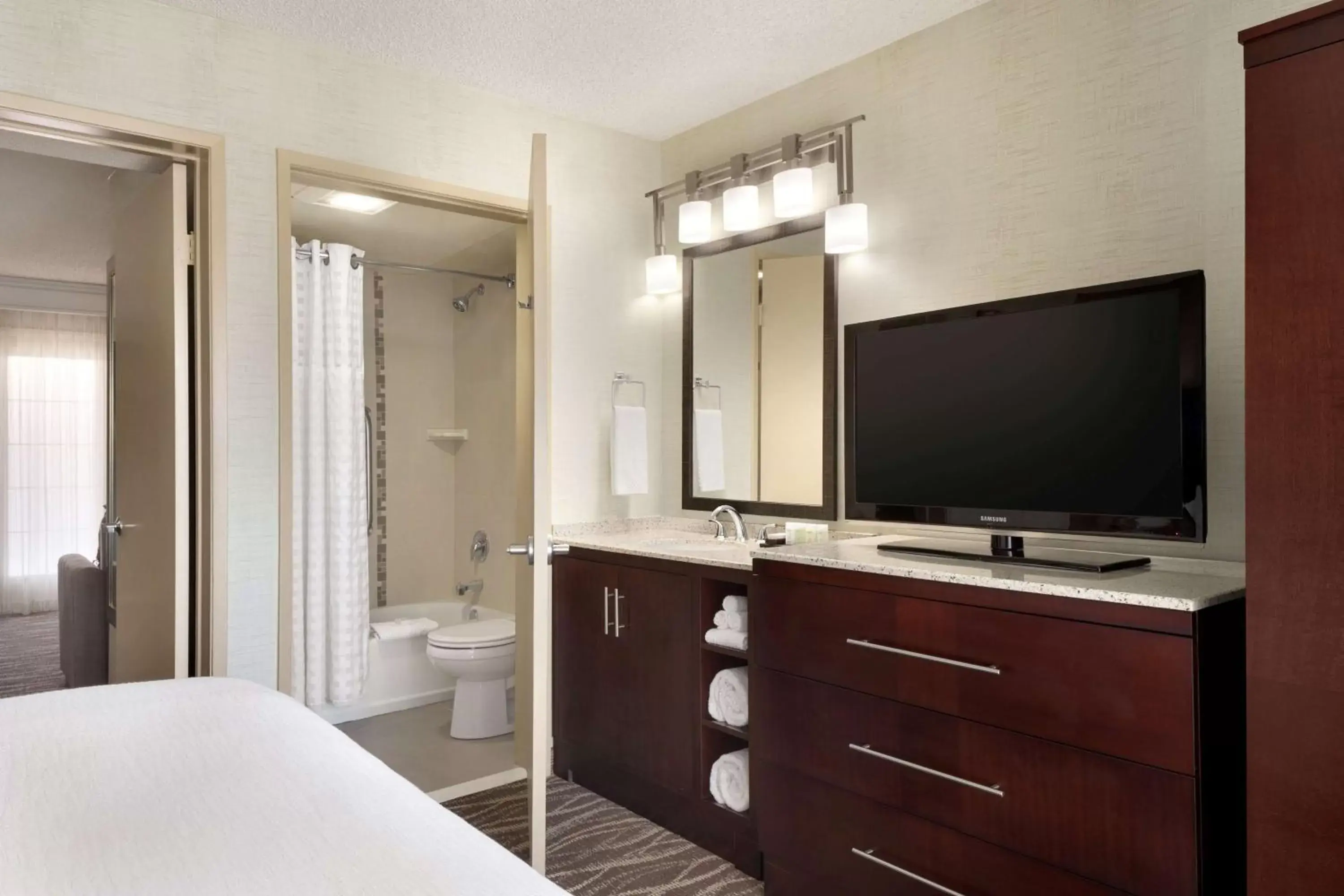 Bed, TV/Entertainment Center in Embassy Suites by Hilton Lompoc Central Coast
