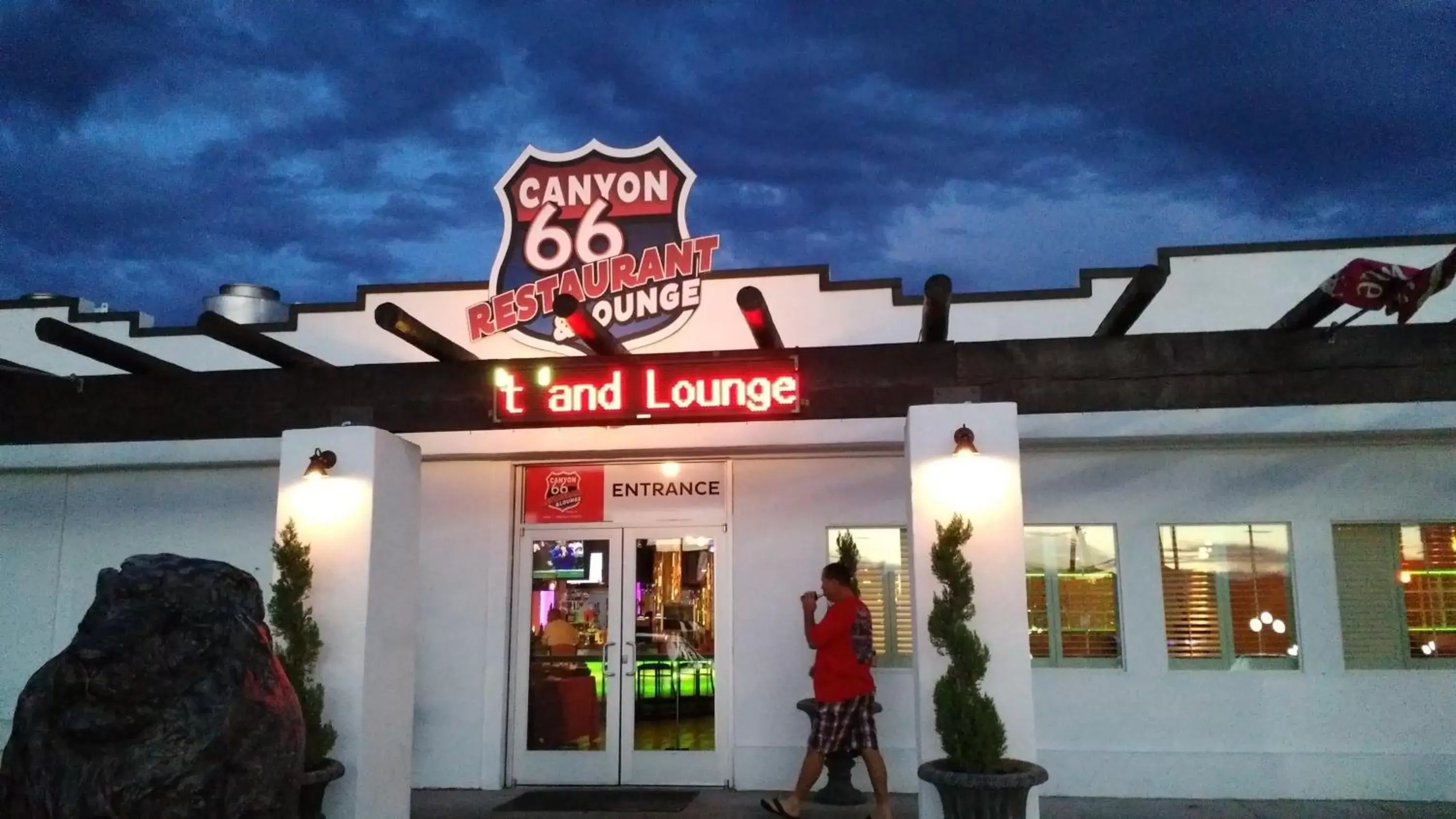 Lounge or bar in Ramada by Wyndham Kingman Lounge or bar in Ramada by Wyndham Kingman