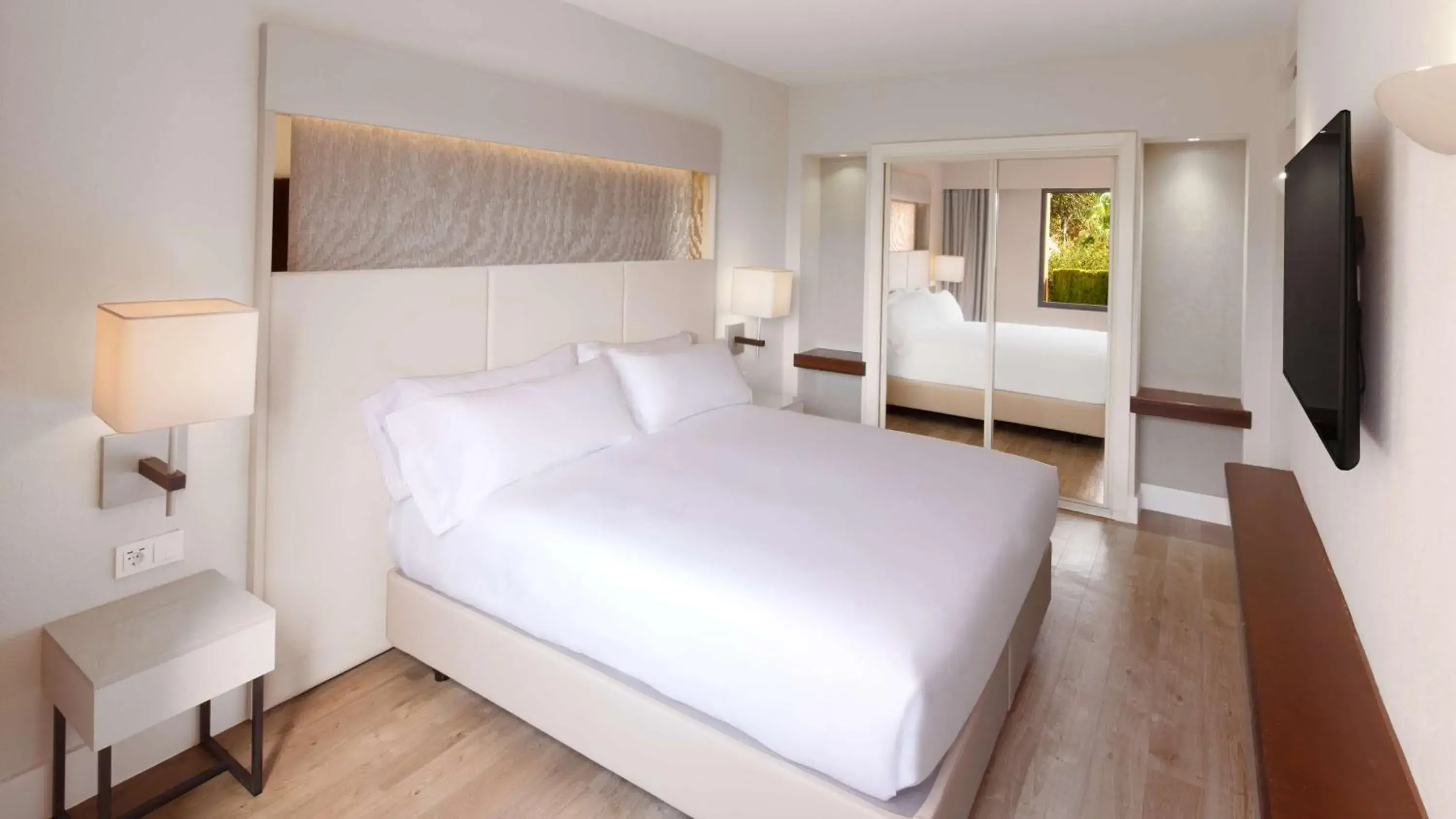 Bedroom, Bed in DoubleTree by Hilton Islantilla Beach Golf Resort