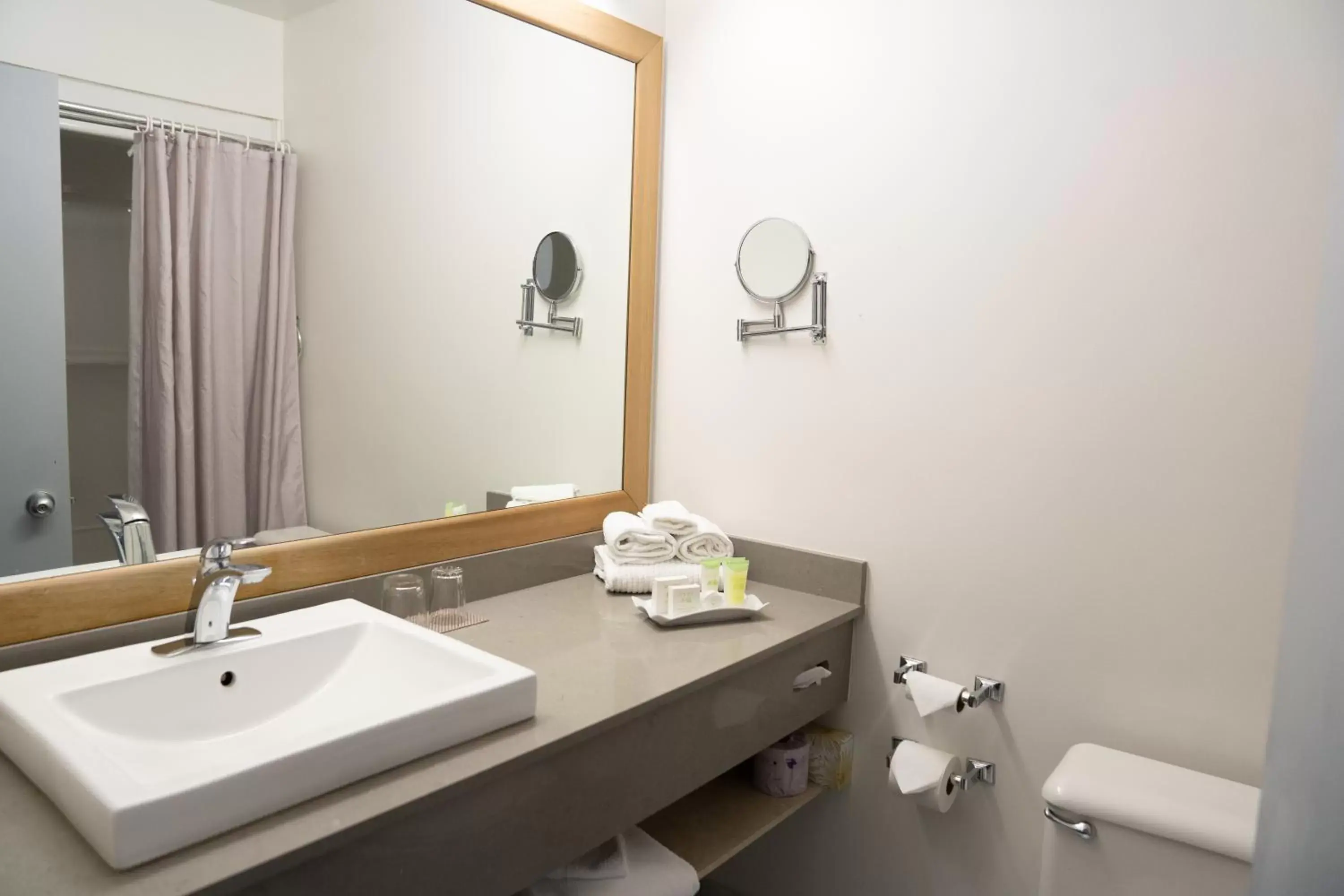 Bathroom in Hôtel Énergie Shawinigan