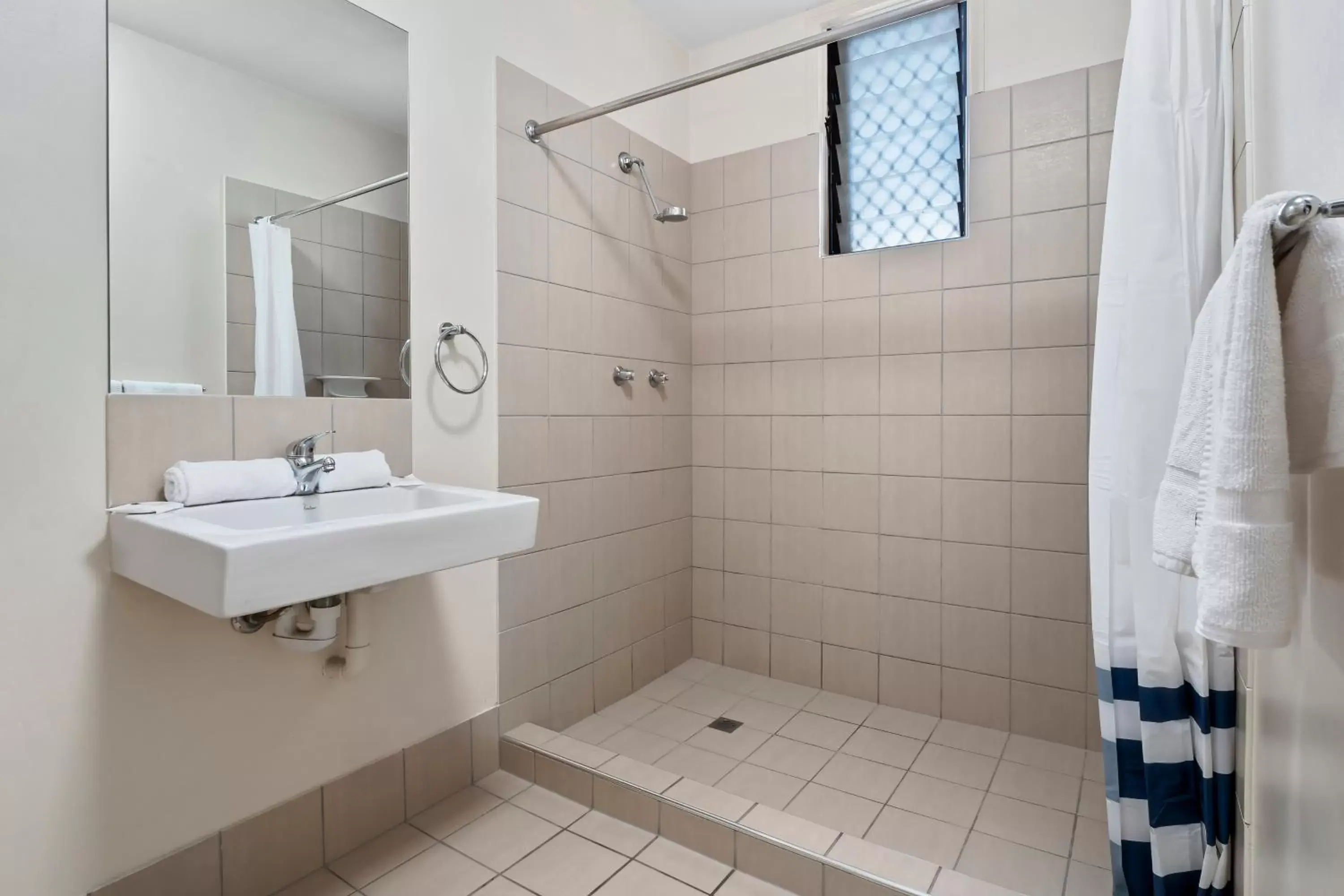 Shower, Bathroom in Hotel Tropiq