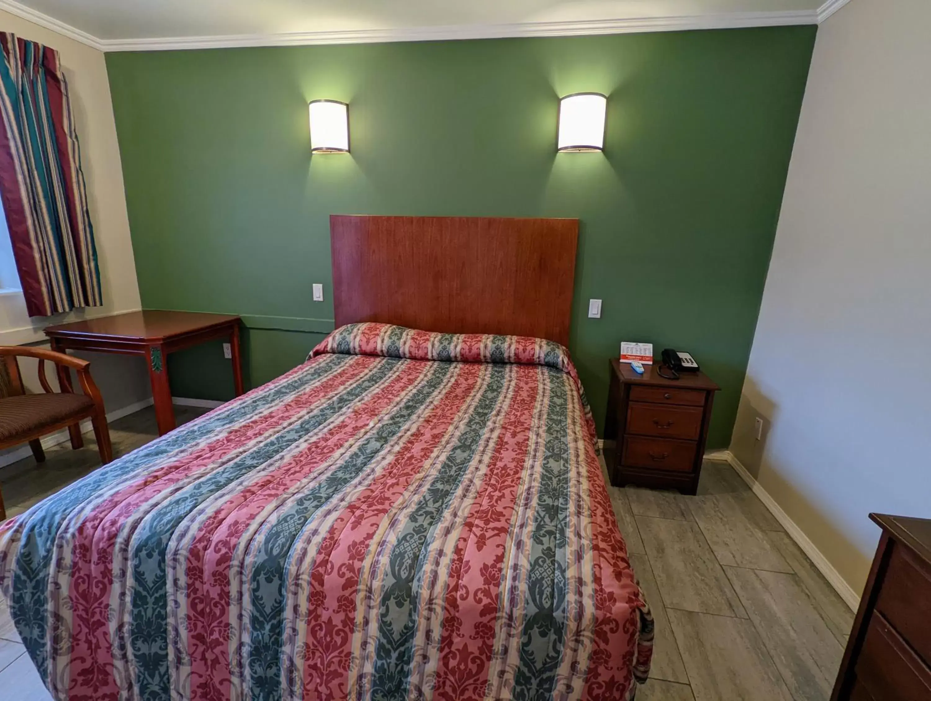 Bed in Americas Best Value Inn Oxnard-Port Hueneme