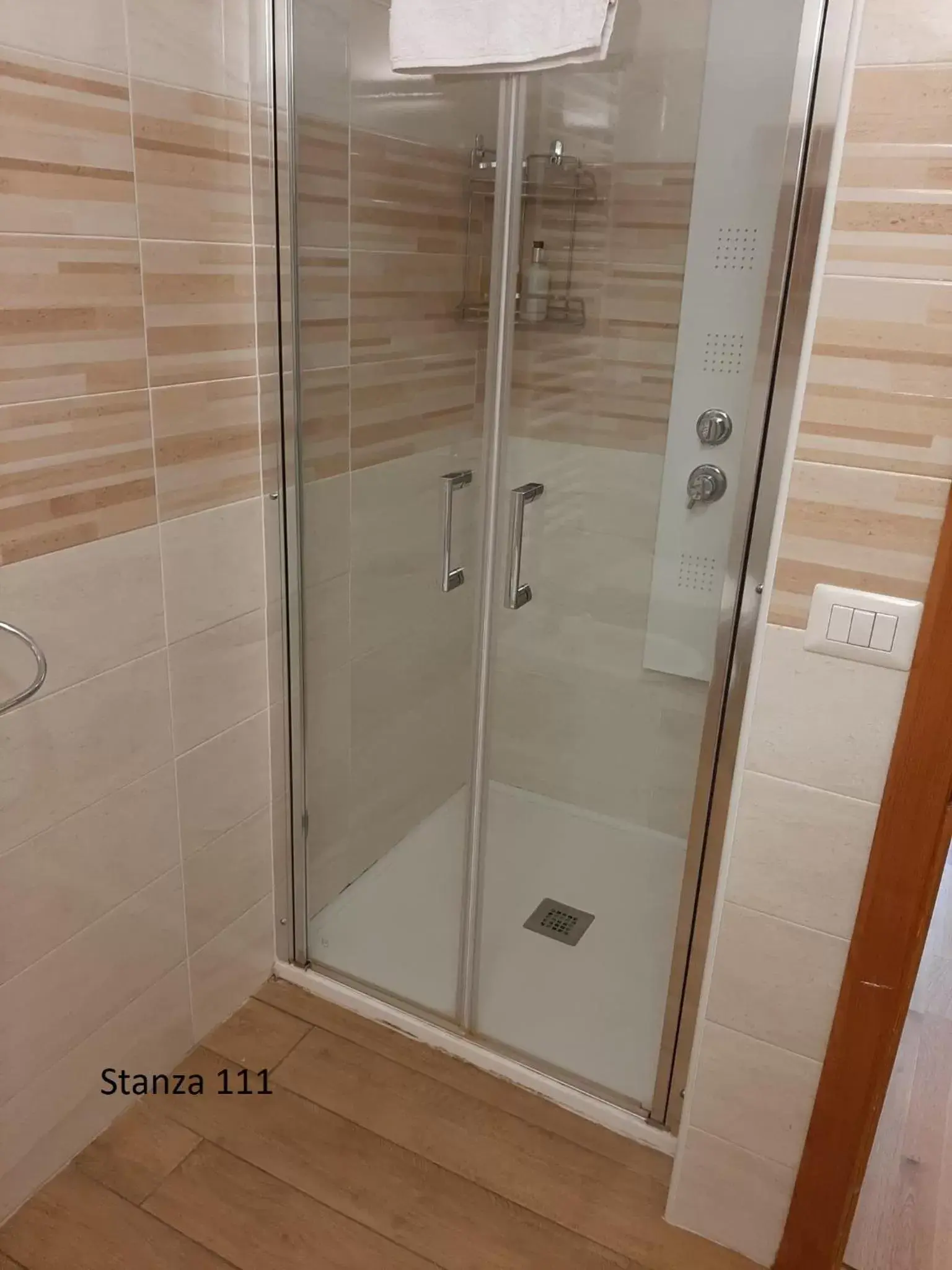 Shower, Bathroom in Hotel Pizboè