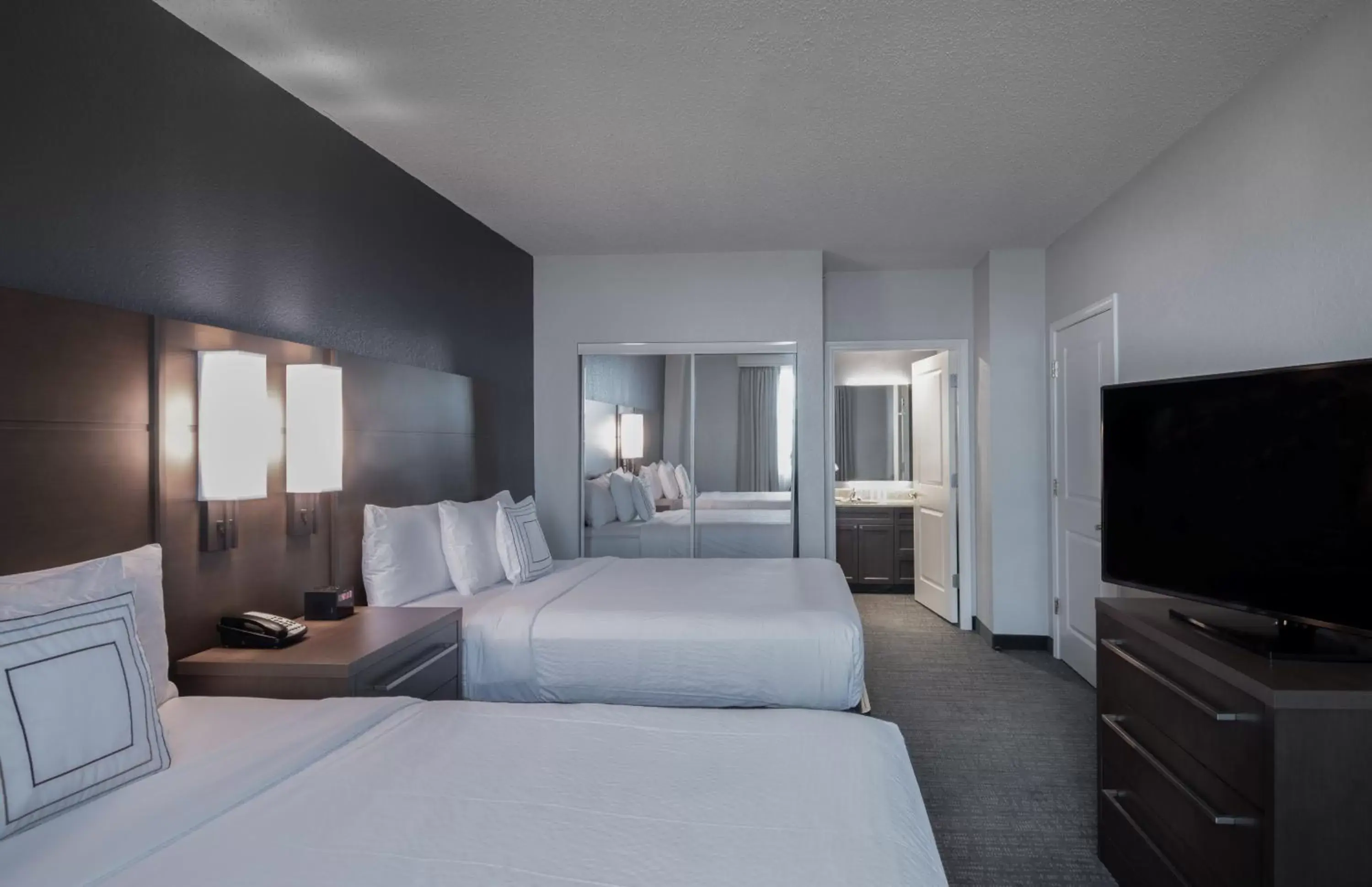 Bedroom, TV/Entertainment Center in Residence Inn by Marriott Washington, DC National Mall