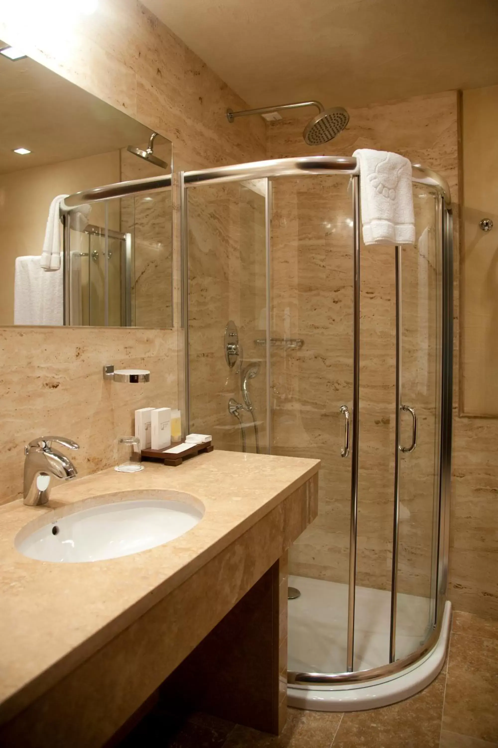 Shower, Bathroom in Rosslyn Thracia Hotel Sofia