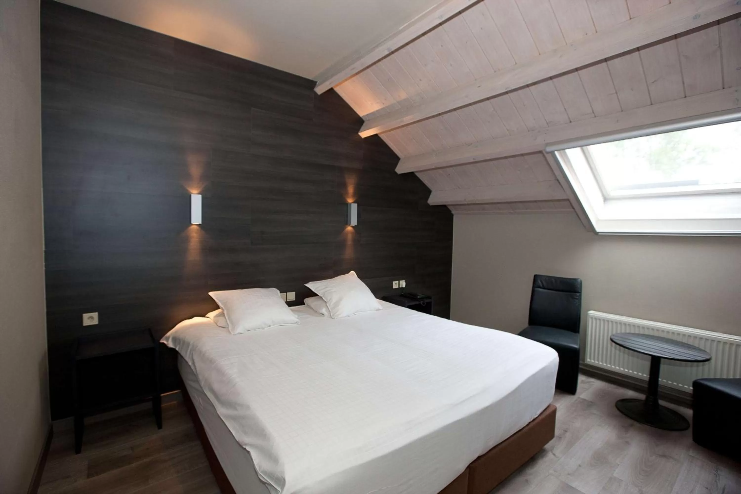 Bed in Flanders Lodge Hotel