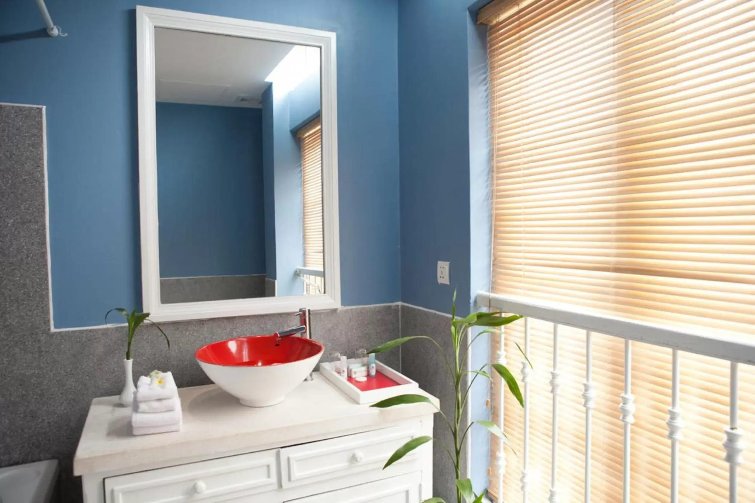 Bathroom in The Frangipani Royal Palace Hotel