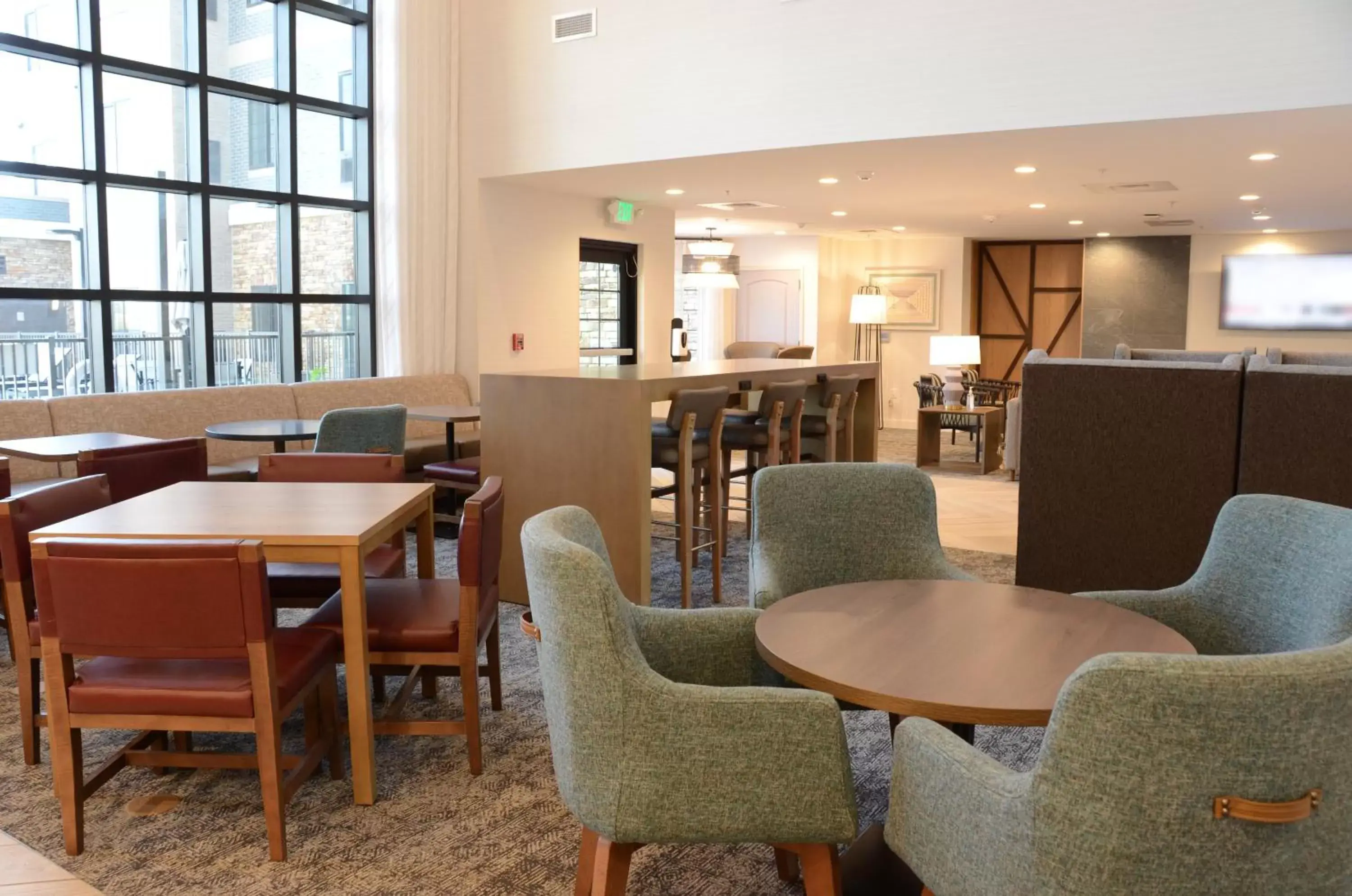 Breakfast, Lounge/Bar in Staybridge Suites Nashville SE - Murfreesboro, an IHG Hotel