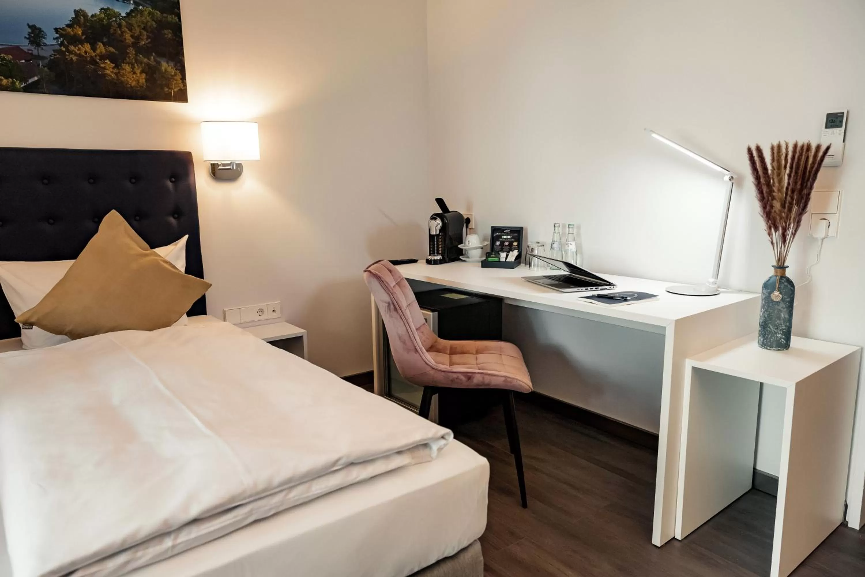 Photo of the whole room, Bed in Seehotel am Tankumsee