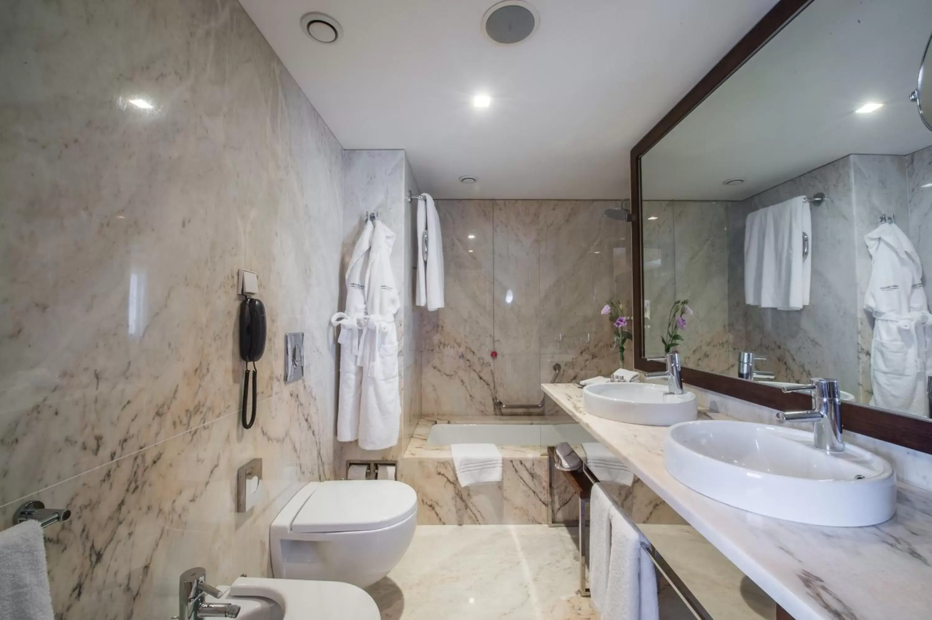 Bathroom in Porto Palácio Hotel by The Editory