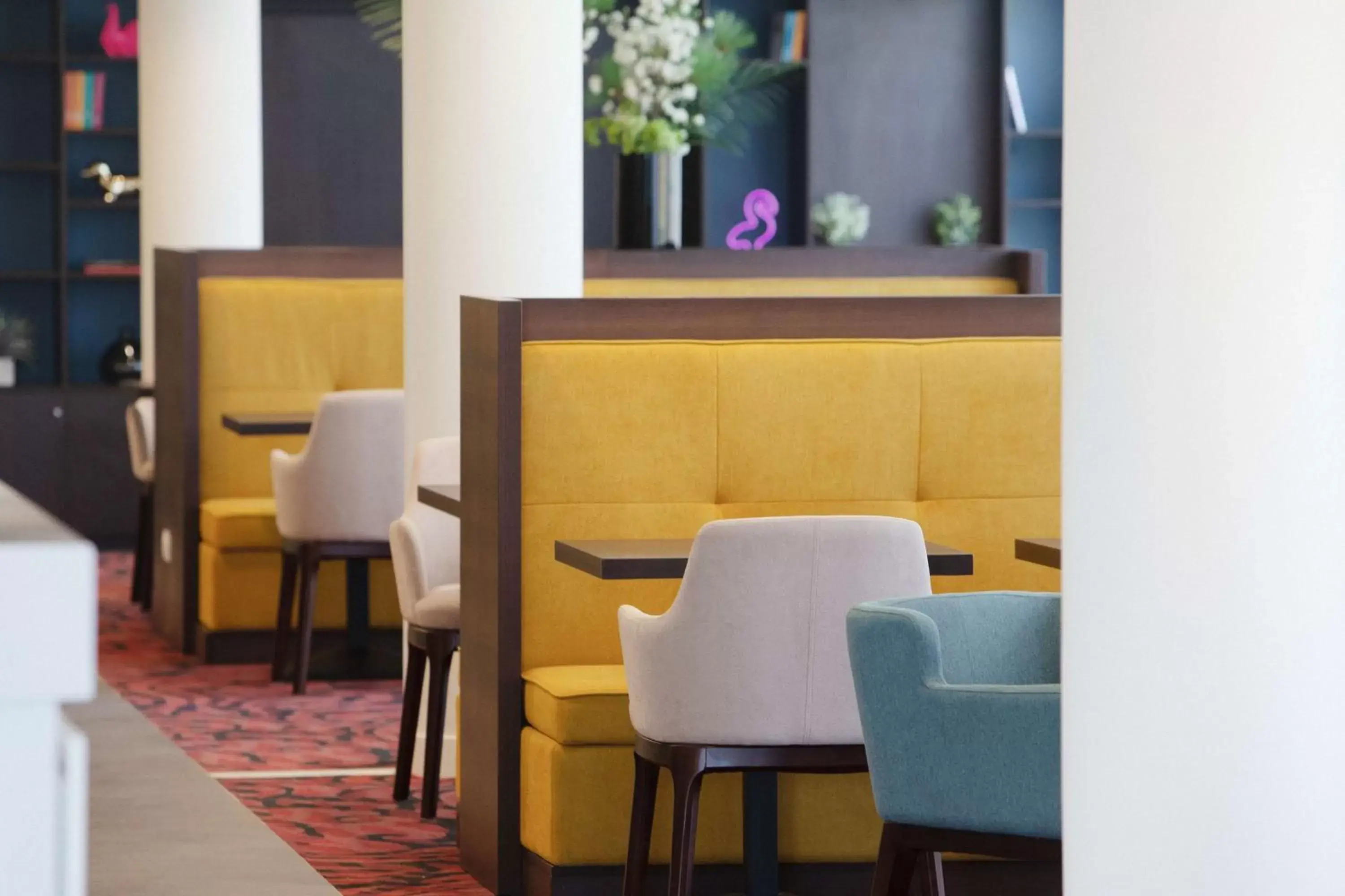 Lobby or reception, Lounge/Bar in Hampton By Hilton Toulouse Airport