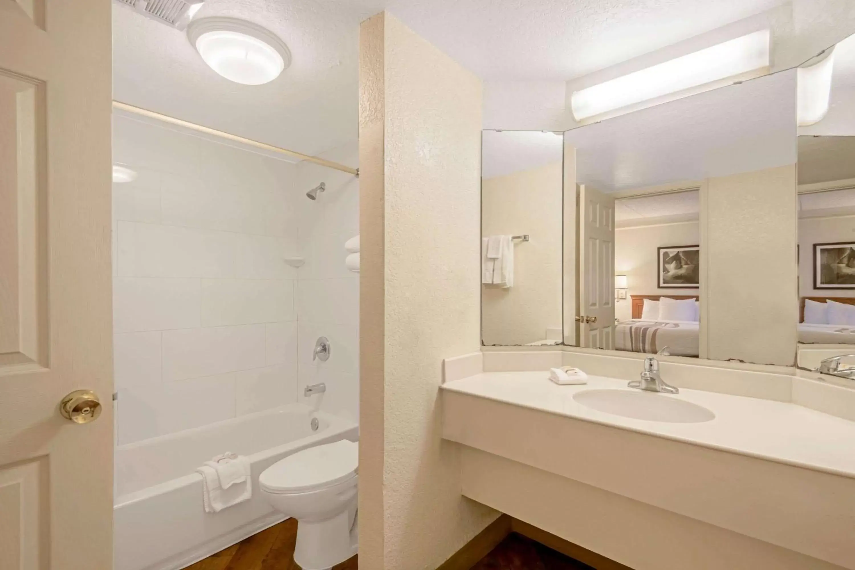 Bathroom in La Quinta Inn by Wyndham San Antonio Market Square