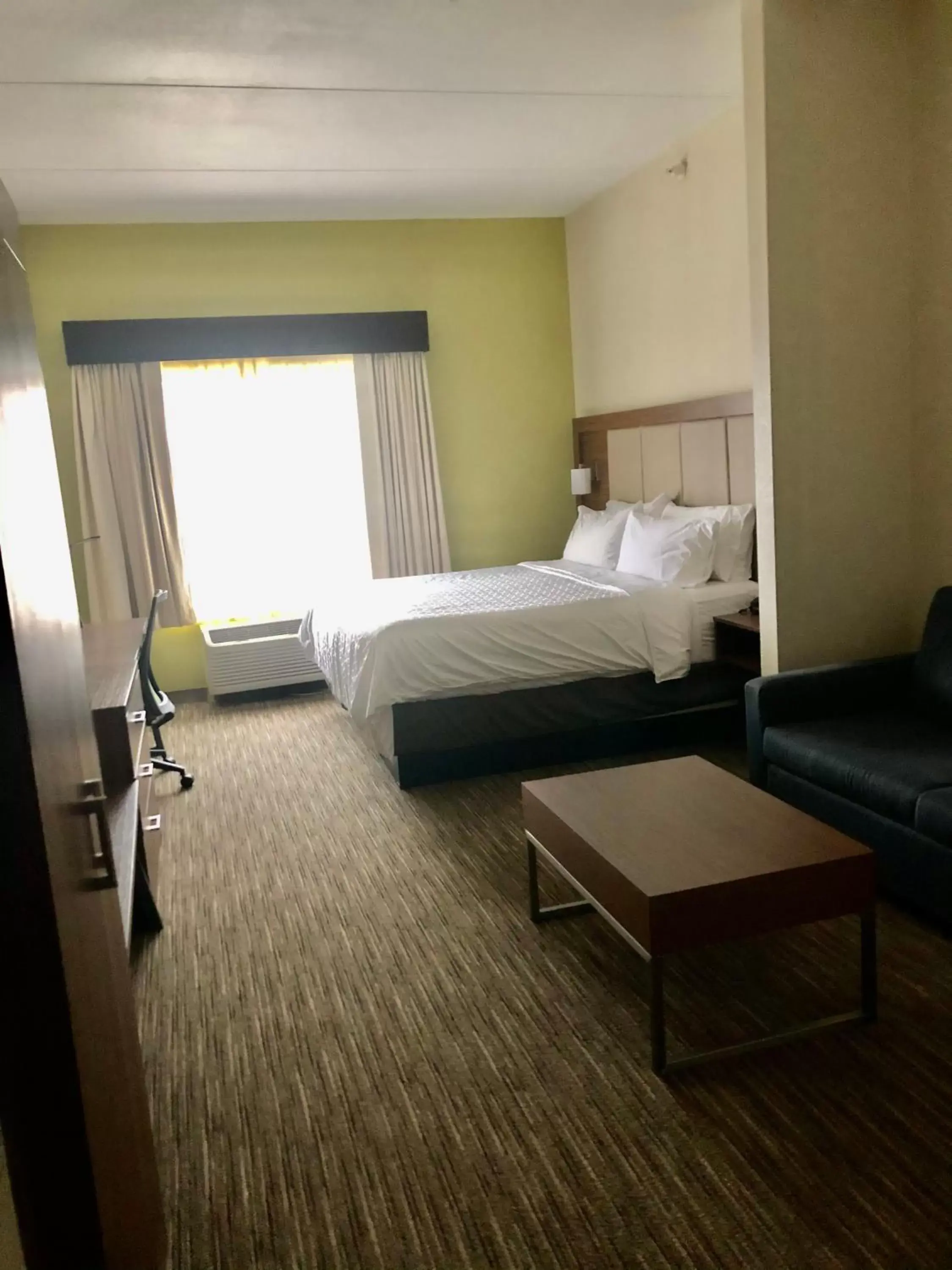 Bed in Holiday Inn Express & Suites Cedar Falls - Waterloo, an IHG Hotel