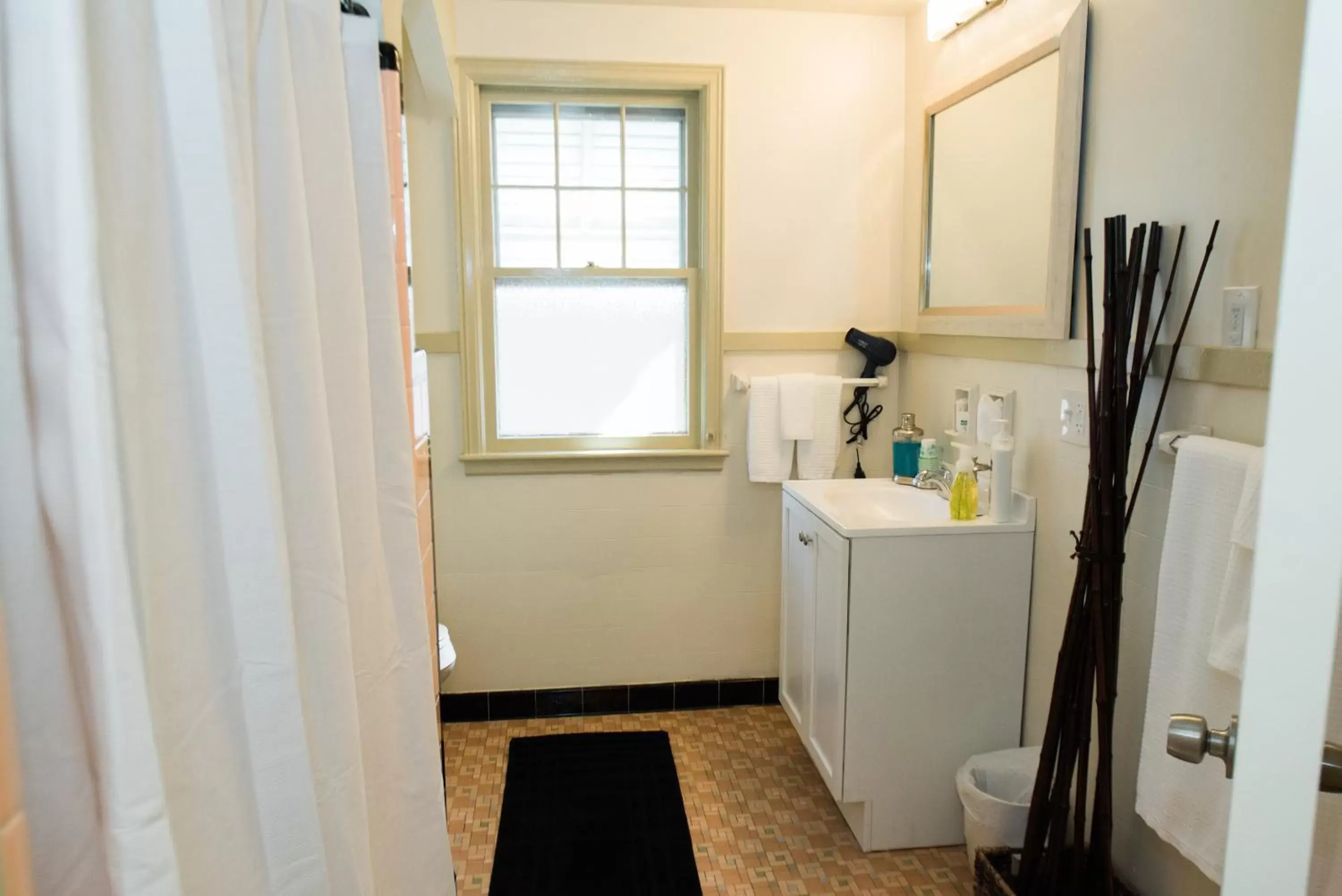 Bathroom in The Little Italy of Niagara Falls Bed & Breakfast