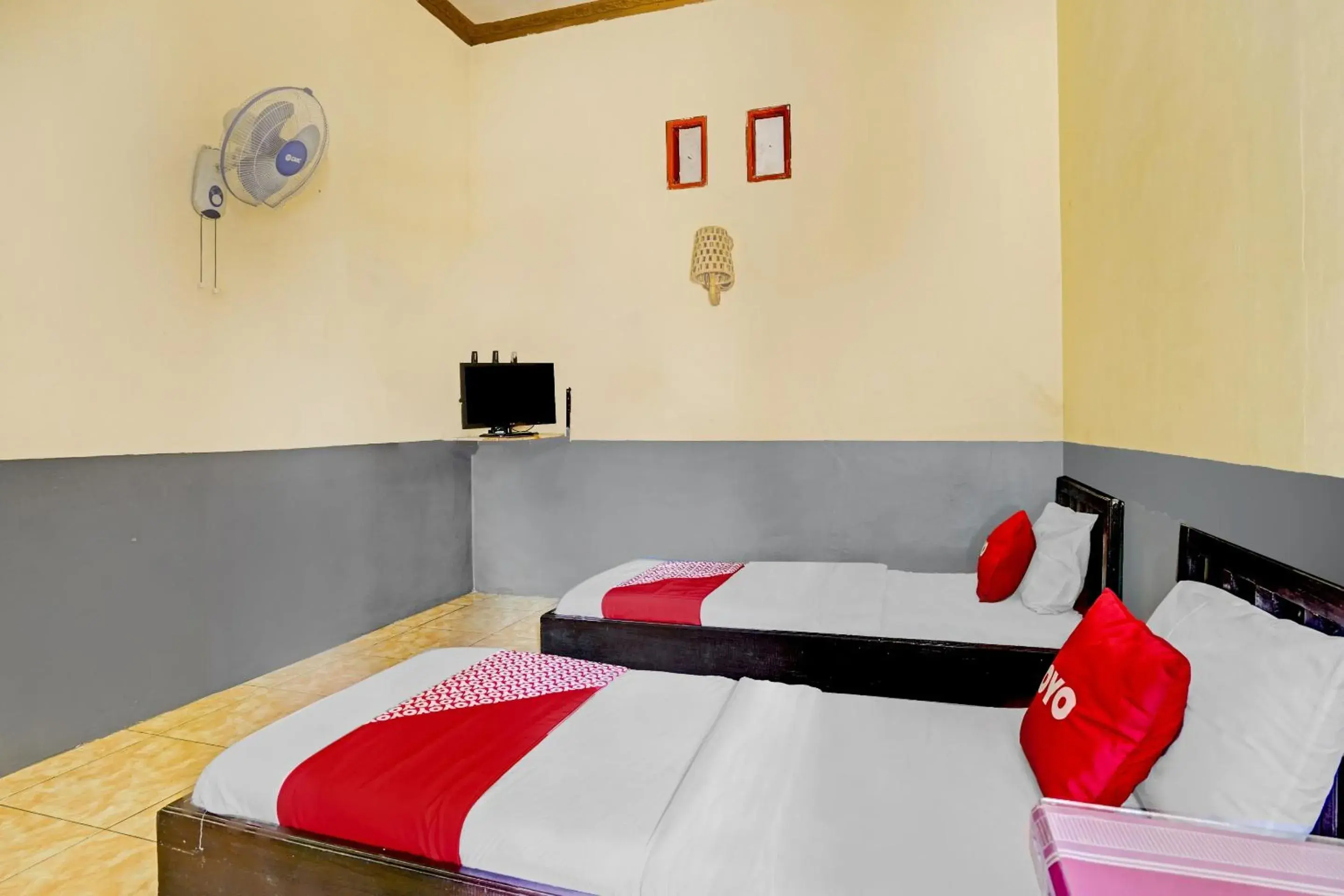 Bedroom, Bed in SUPER OYO 90405 Penginapan Sasti Kuningan