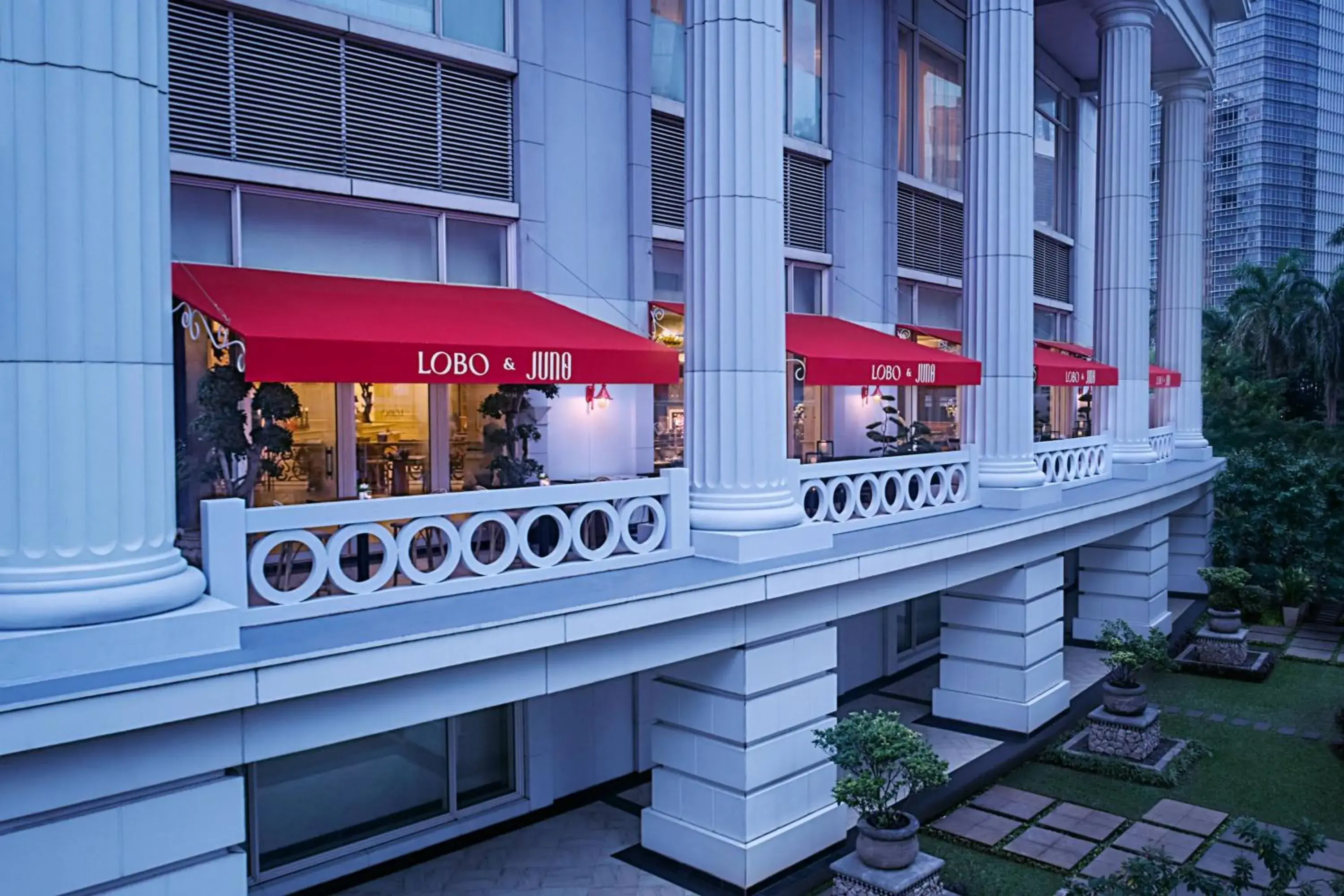 Restaurant/places to eat in The Ritz-Carlton Jakarta, Mega Kuningan