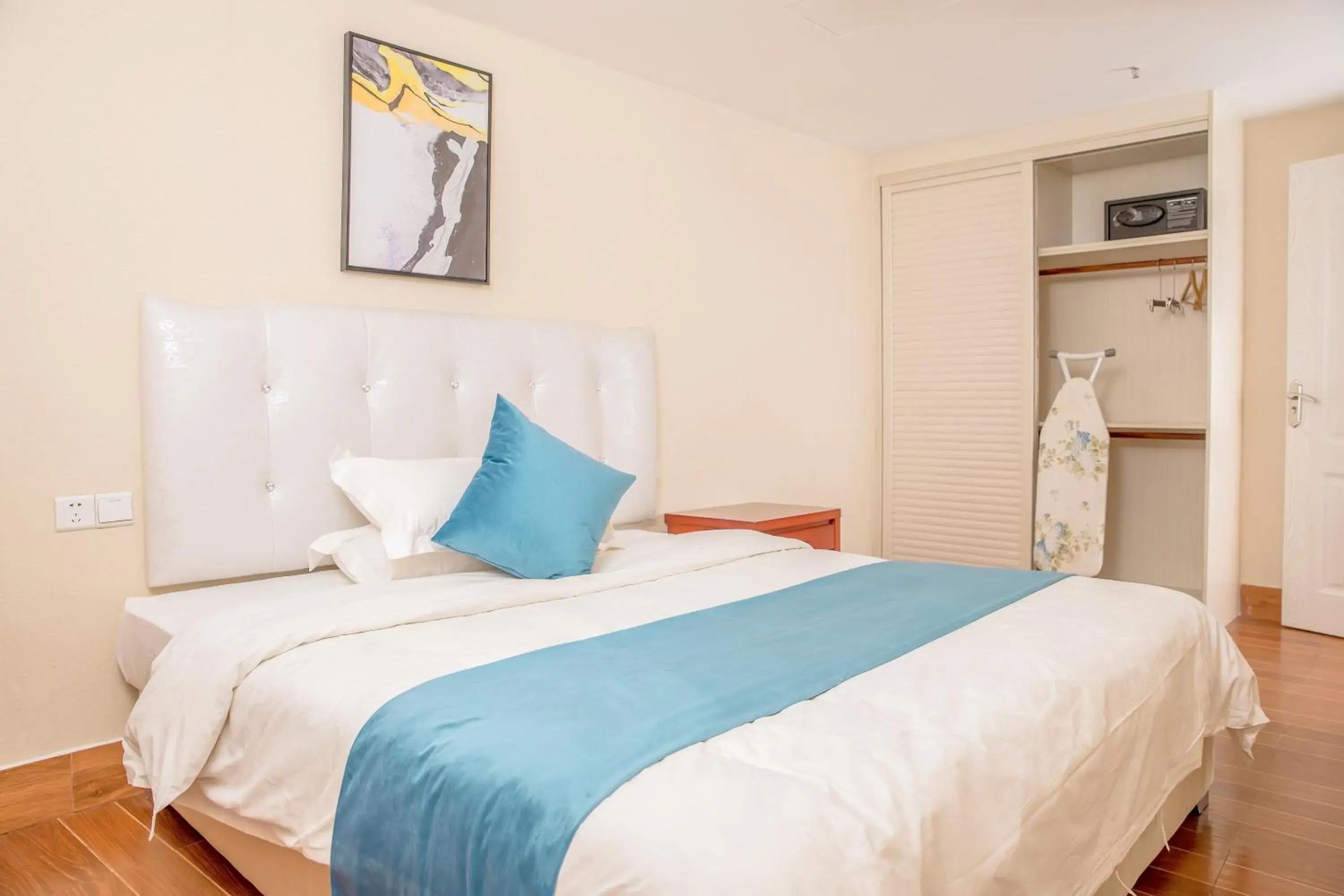 Photo of the whole room, Bed in Guangzhou Pengman Apartment Zhengjia Huanshi Branch Photo of the whole room, Bed in Guangzhou Pengman Apartment Zhengjia Huanshi Branch