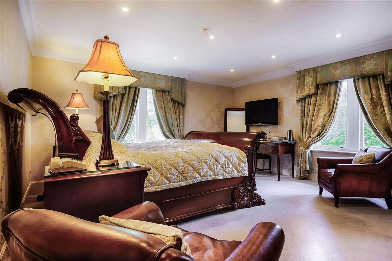 Bed in Mansion House Hotel