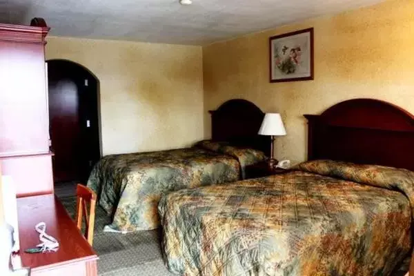 Bed in Summit Inn Hempstead