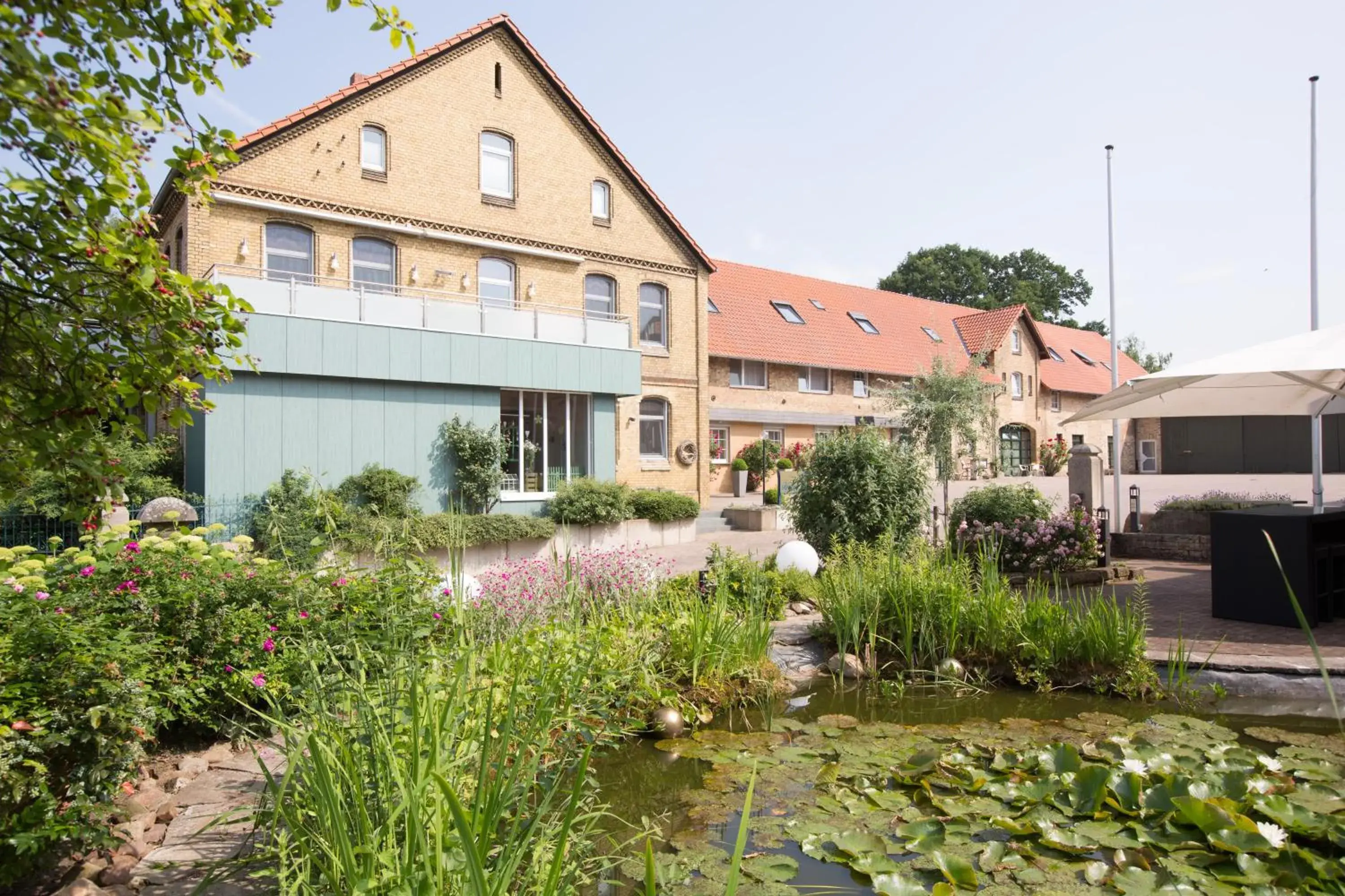 Facade/entrance, Property Building in Hotel Gödecke