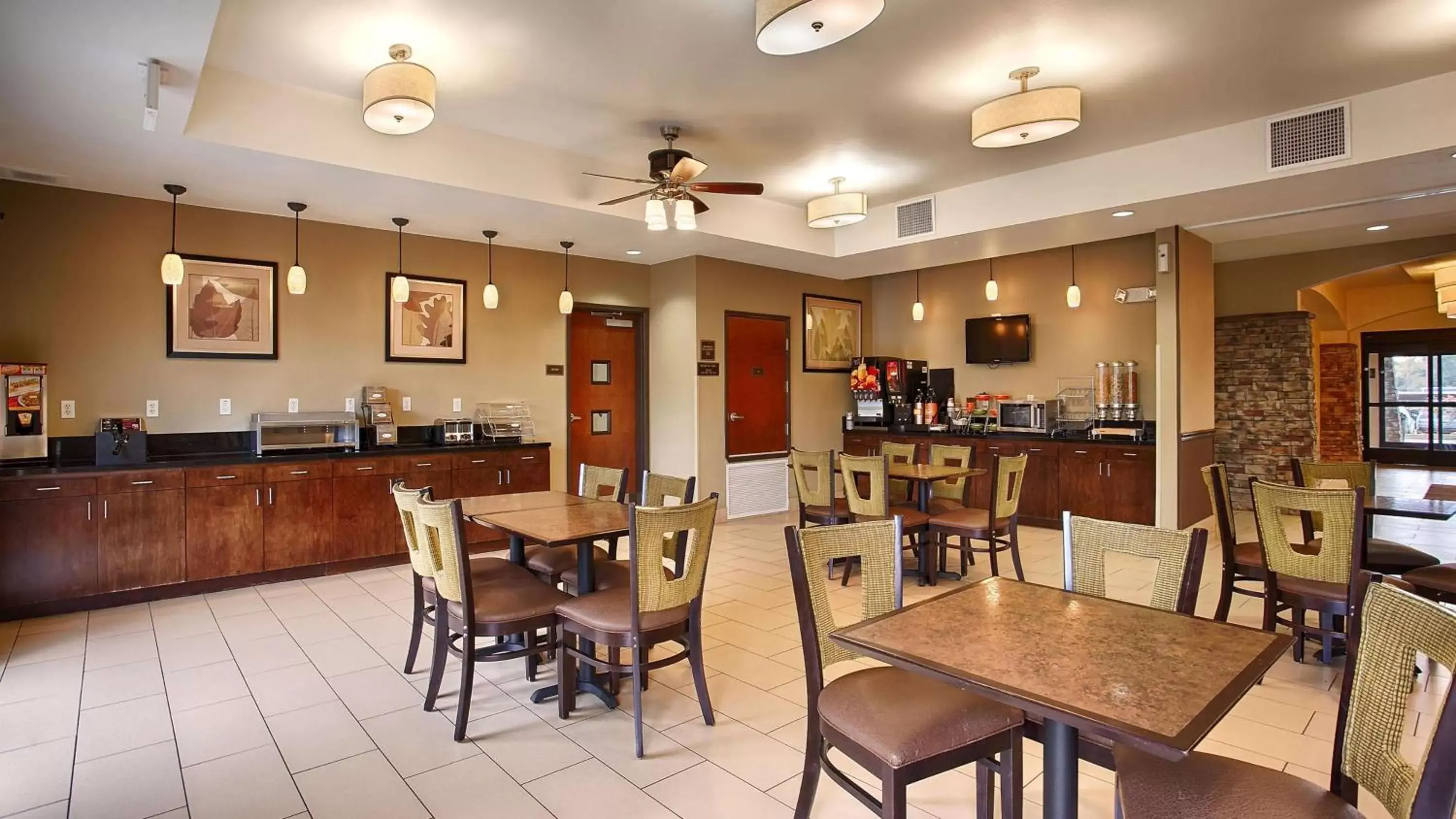 Breakfast, Restaurant/Places to Eat in Best Western Plus DeSoto Inn & Suites