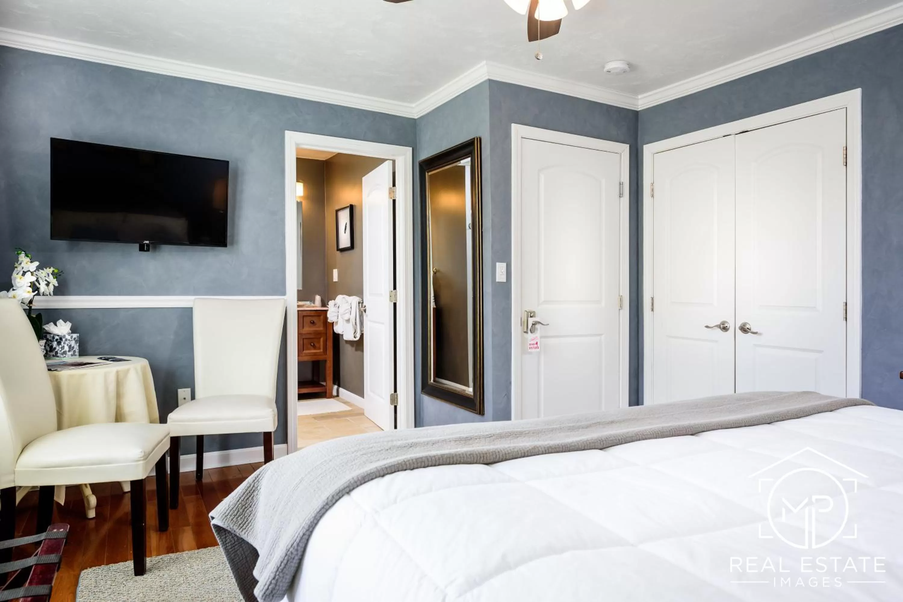 Photo of the whole room, Bed in Bouchard Restaurant & Inn