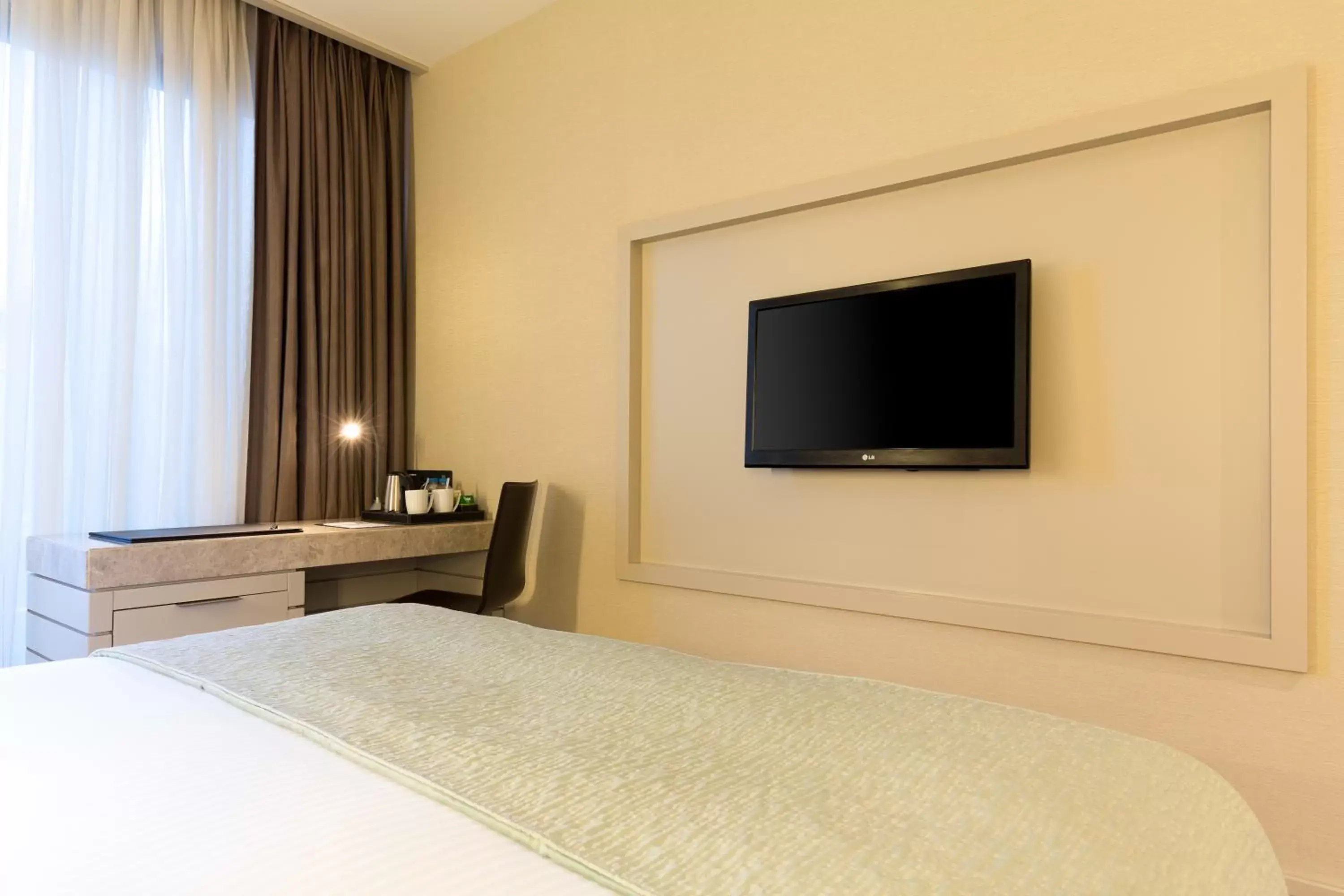 Bedroom, TV/Entertainment Center in AC Hotel Istanbul Macka