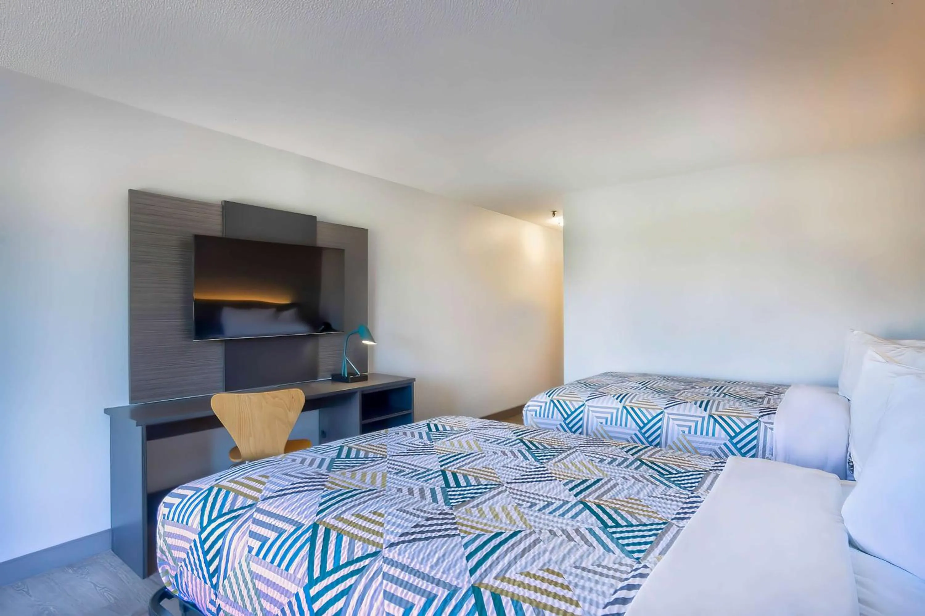 TV and multimedia, Bed in Motel 6 Virginia Beach