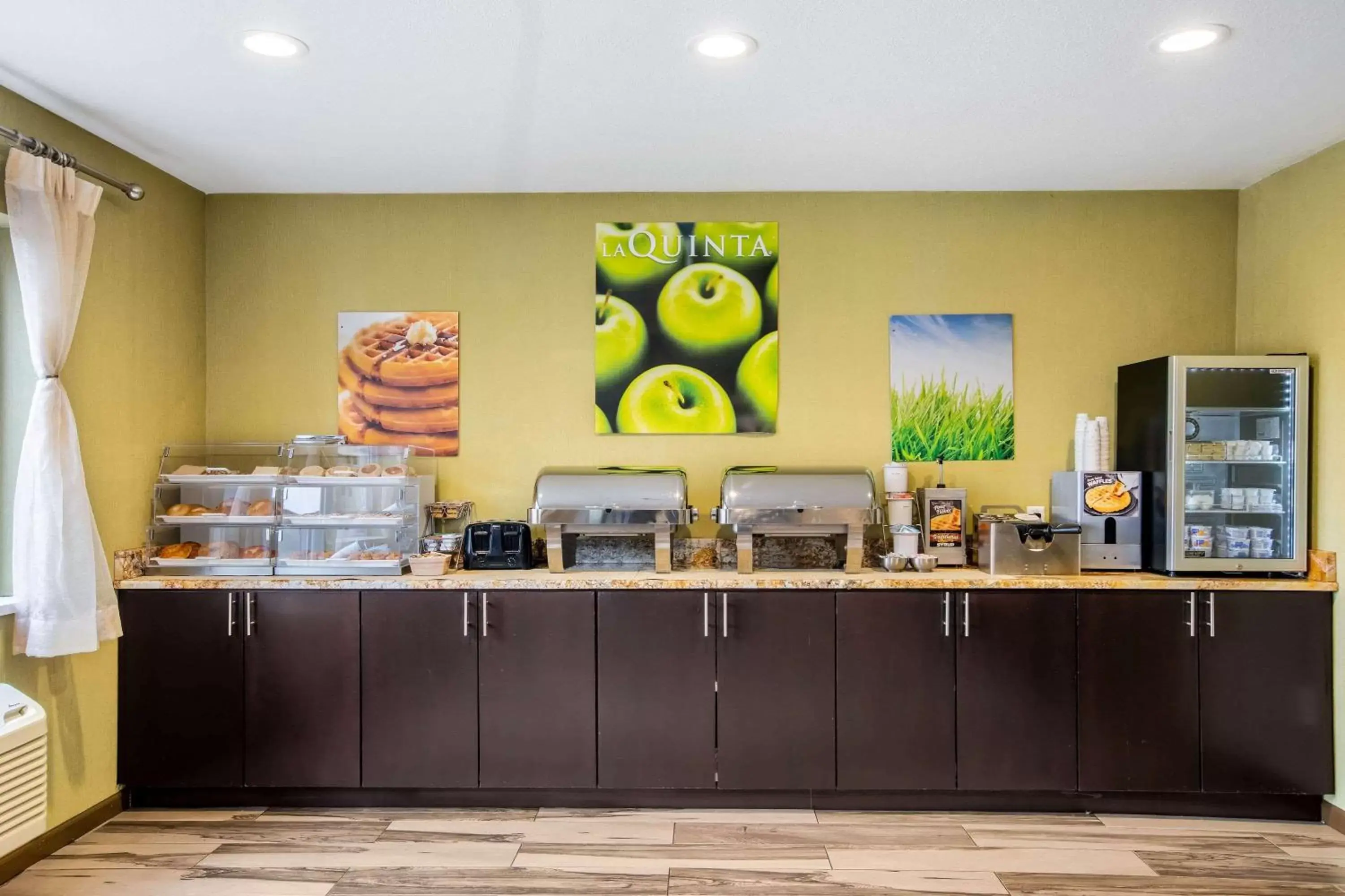 Restaurant/places to eat, Food in La Quinta Inn & Suites by Wyndham Emporia