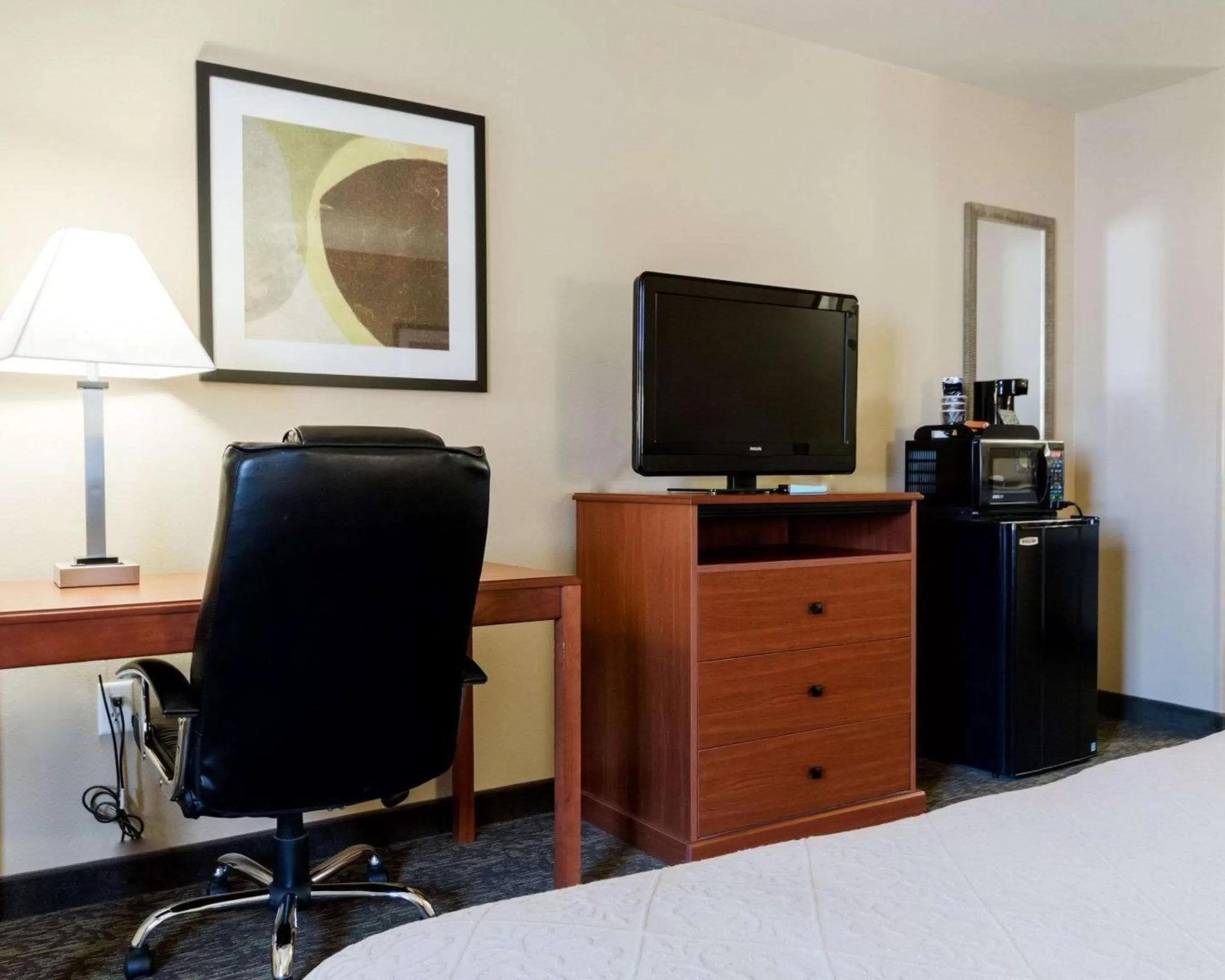 Photo of the whole room, TV/Entertainment Center in Rodeway Inn of Junction