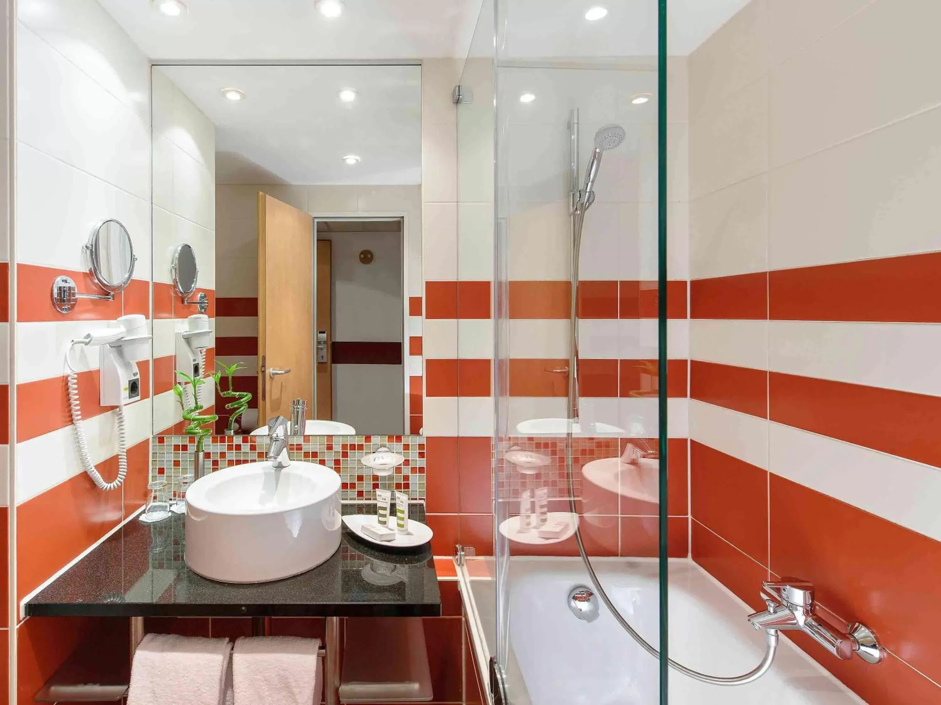Photo of the whole room, Bathroom in Mercure Hotel München-Schwabing