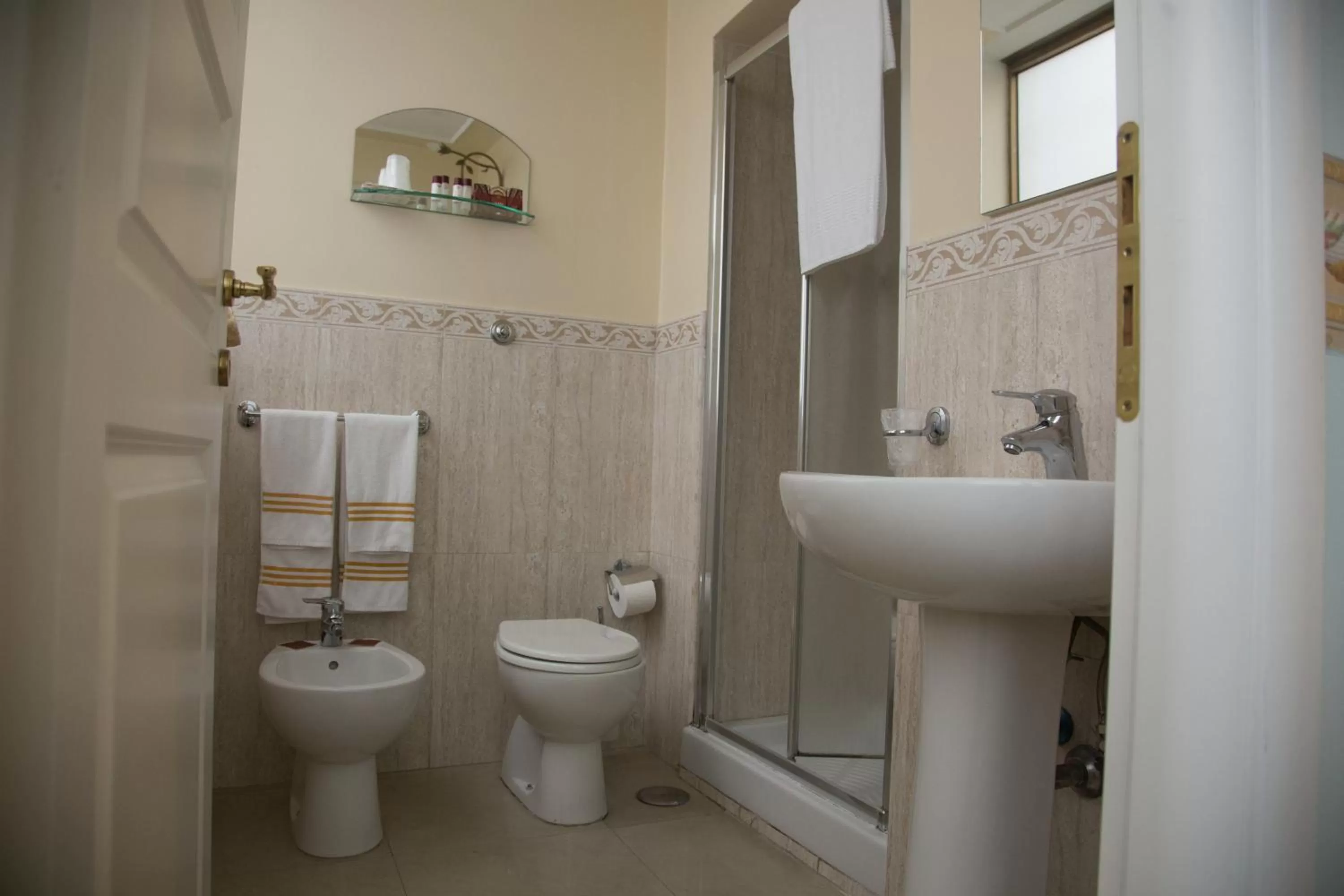 Toilet in B&B Art Suite Santa Brigida