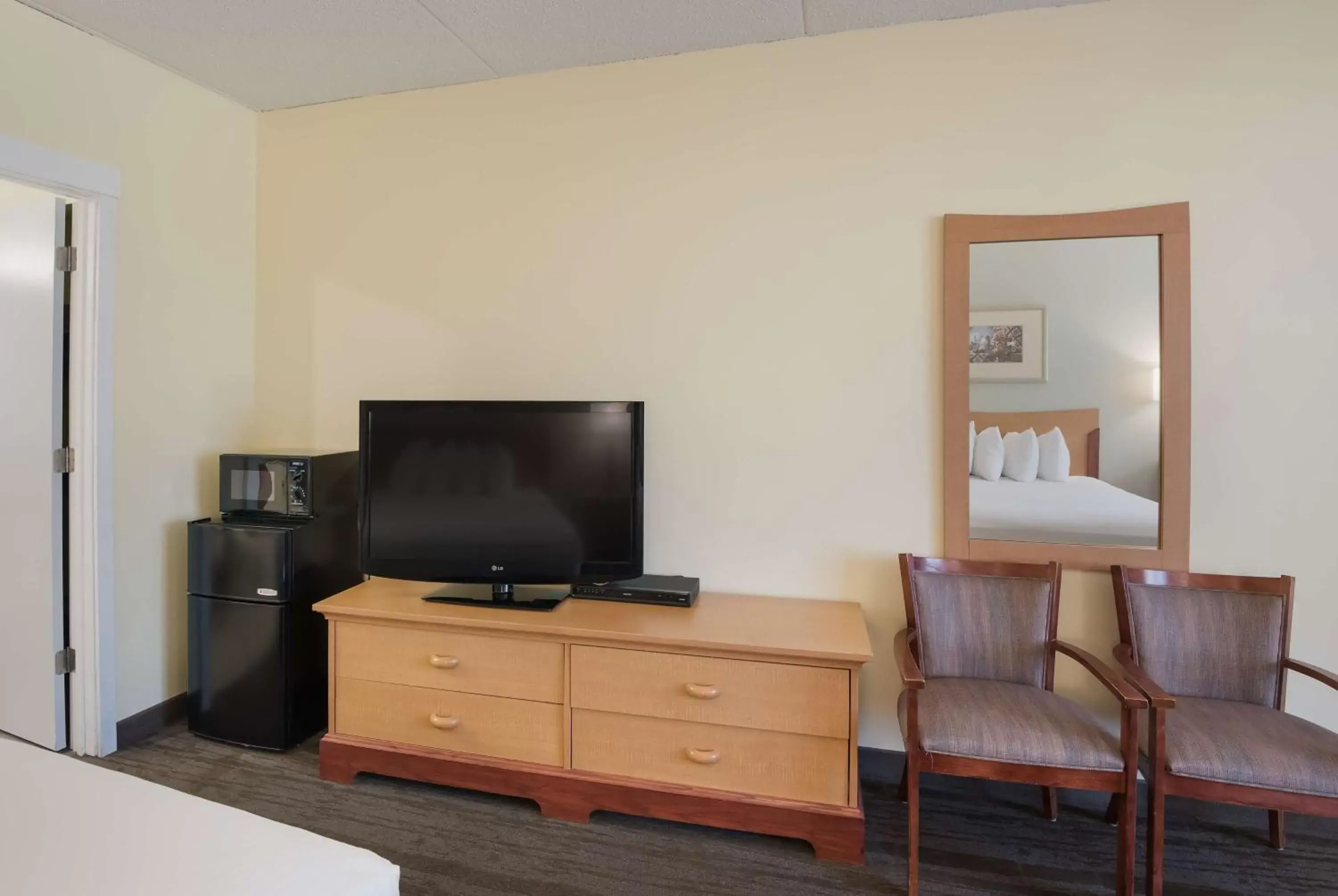 Bedroom, TV/Entertainment Center in Best Western Inn