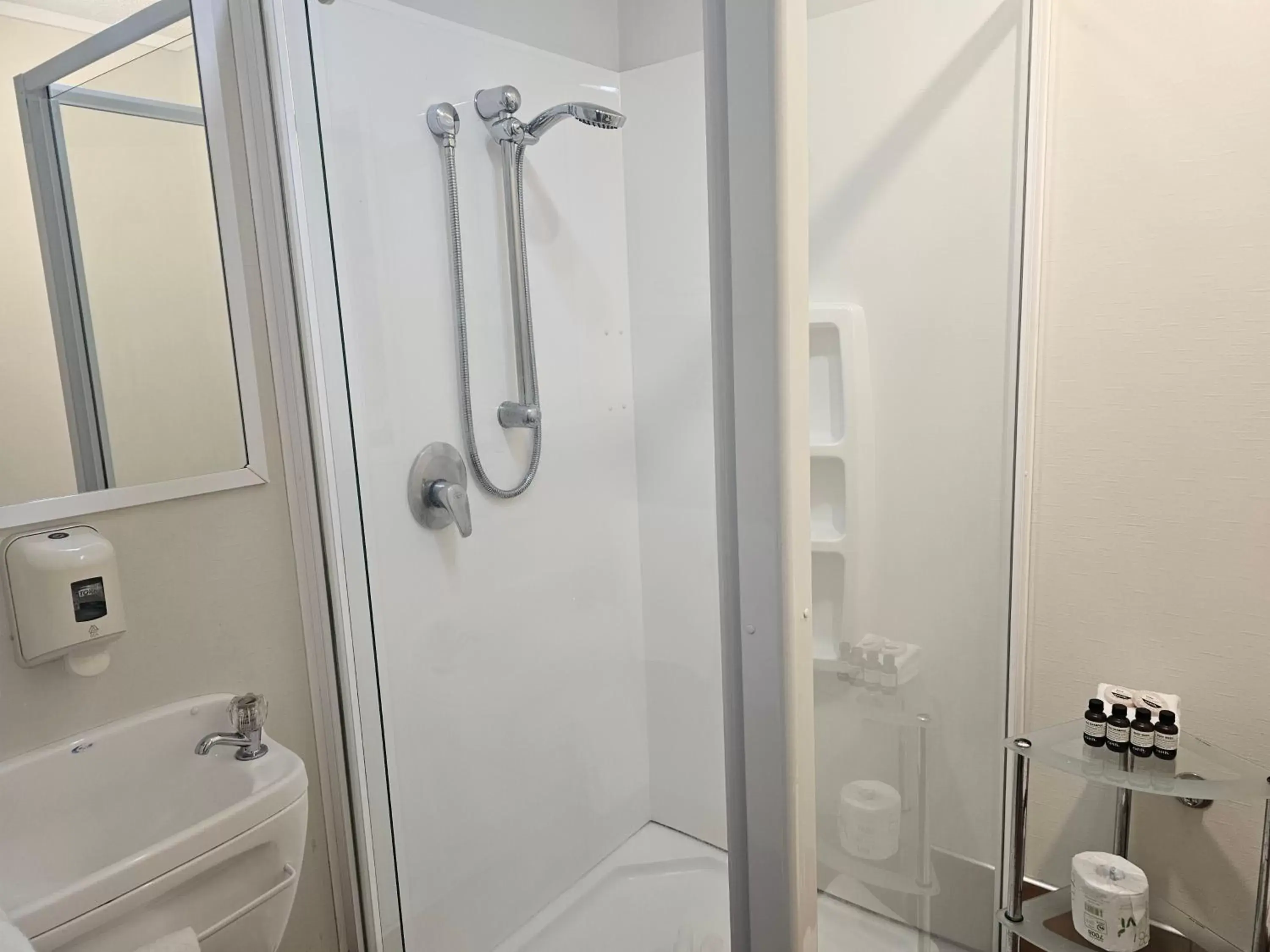 Shower, Bathroom in Tui Oaks Motel