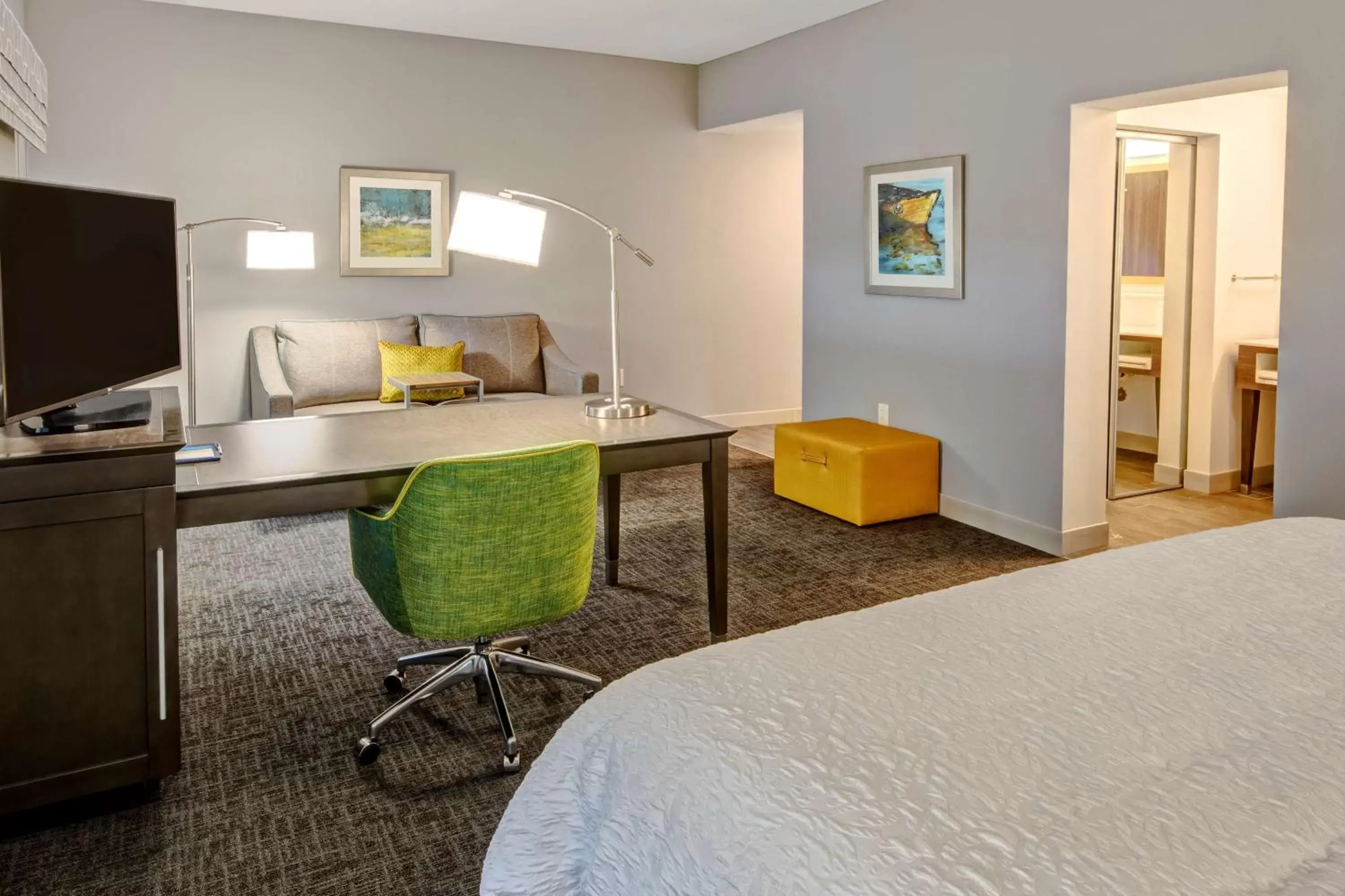 Bedroom, TV/Entertainment Center in Hampton Inn & Suites San Jose Airport