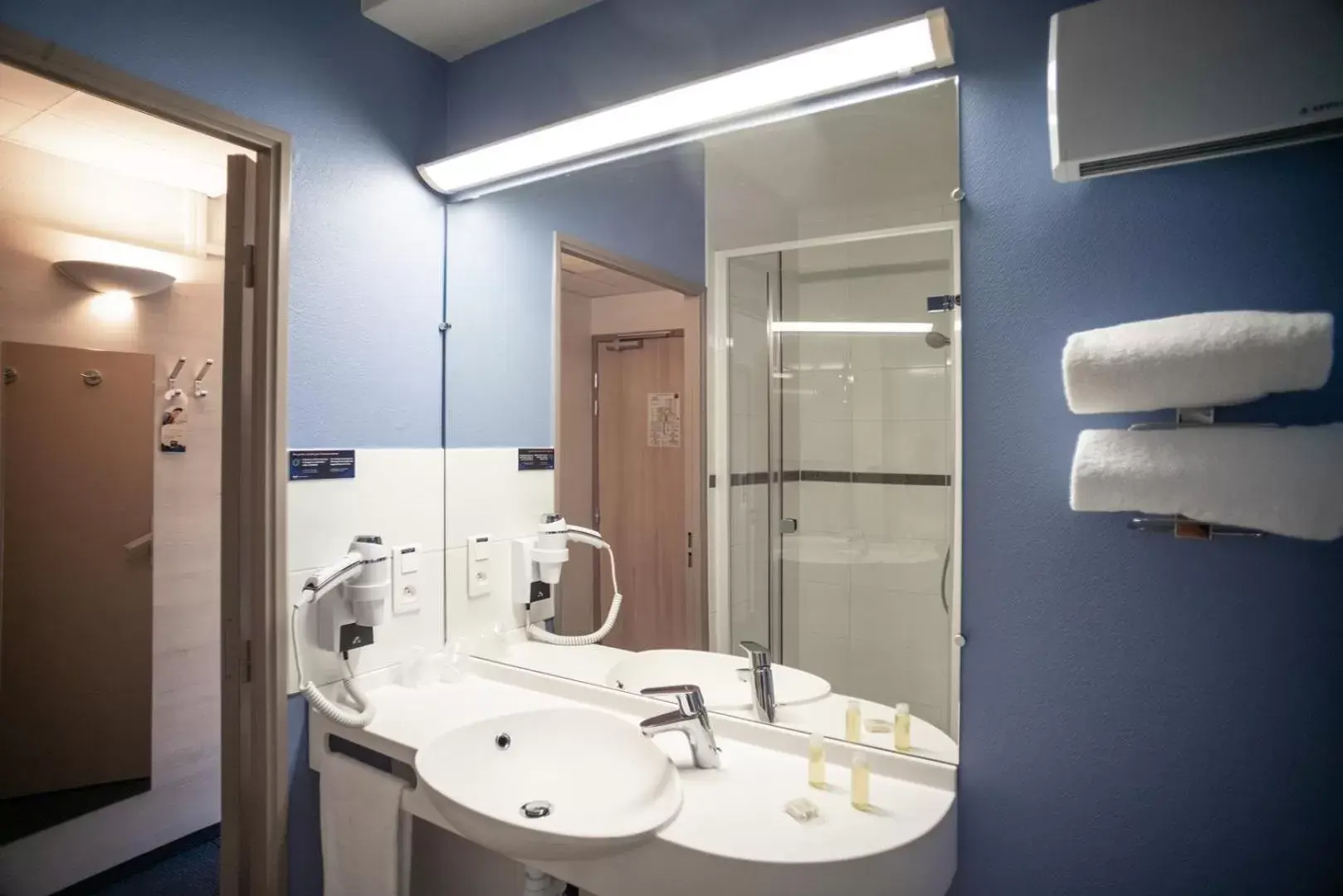 Bathroom in ACE Hôtel Bordeaux Carbon Blanc