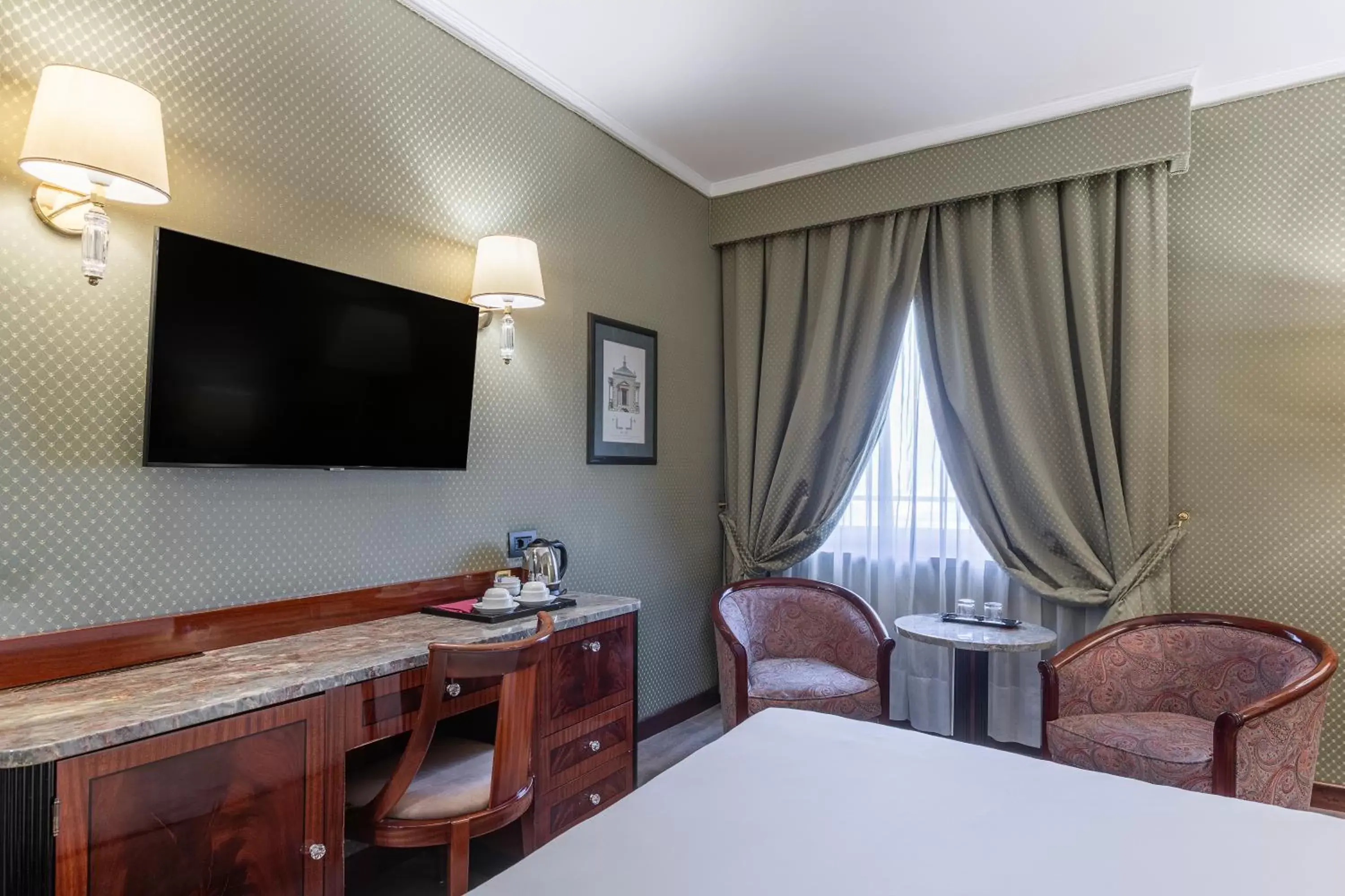 Bedroom, TV/Entertainment Center in Doria Grand Hotel