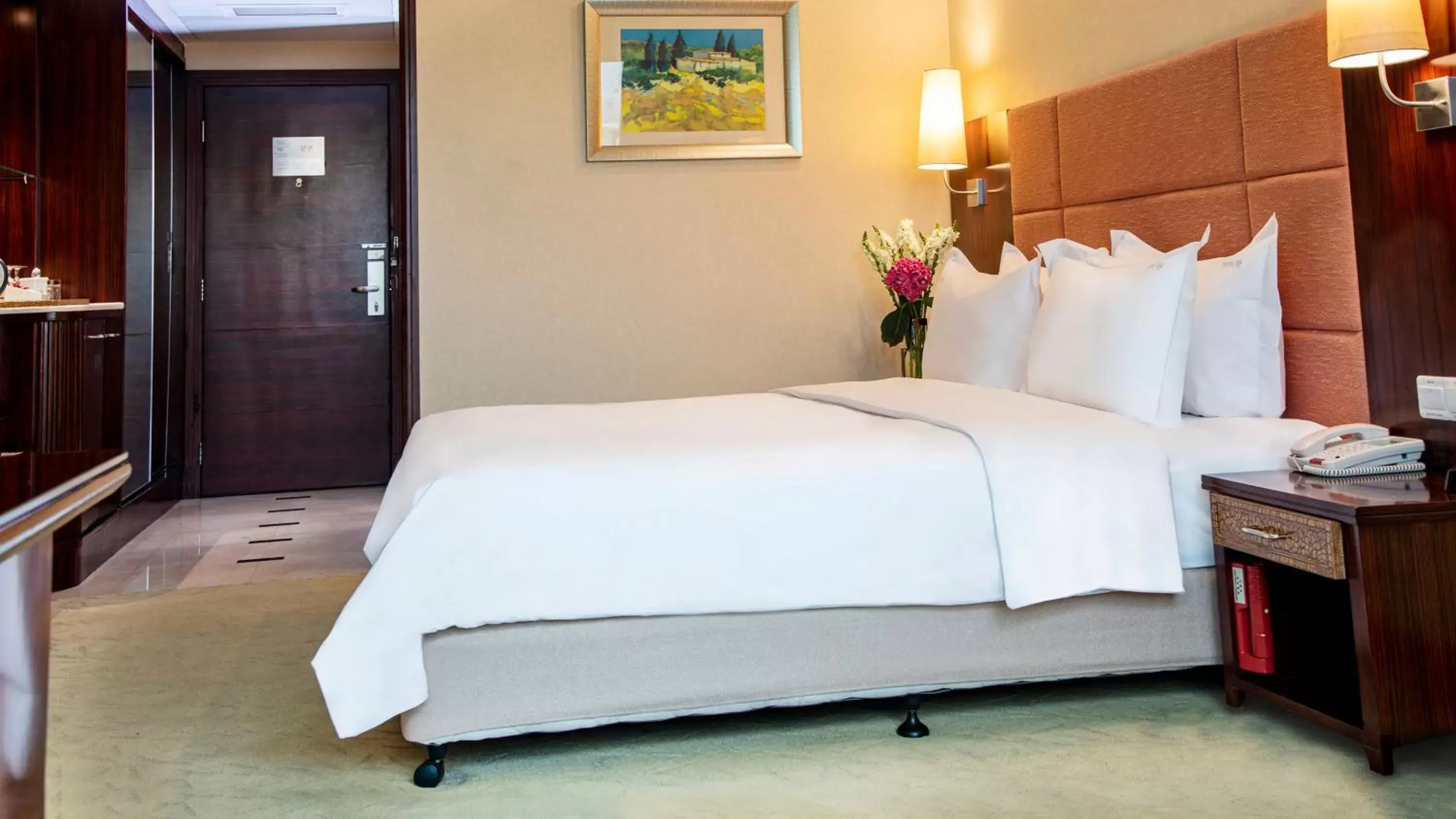 Property building, Bed in Holiday Inn Shenzhen Donghua, an IHG Hotel