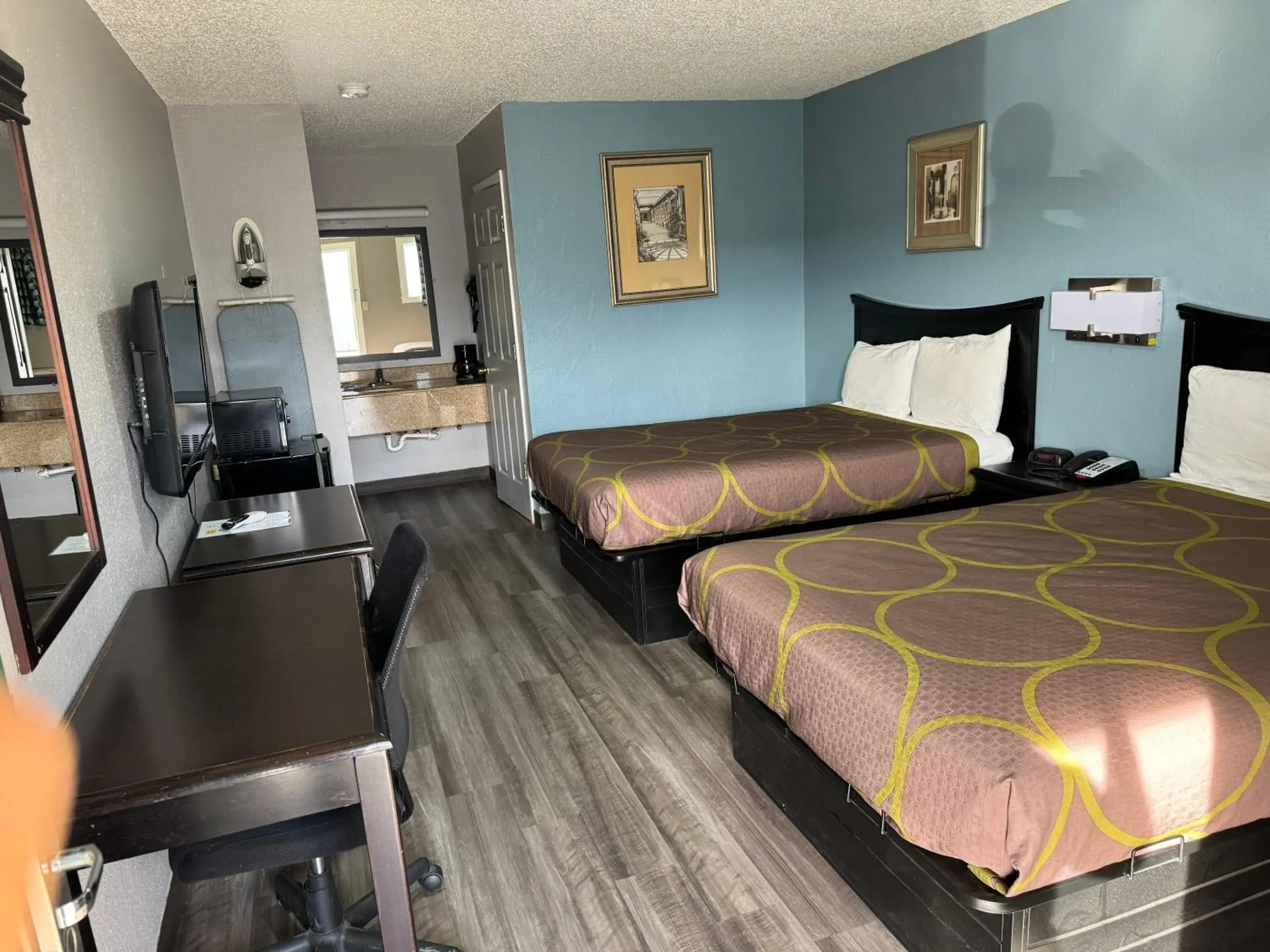 Bedroom, Seating Area in Palace Inn