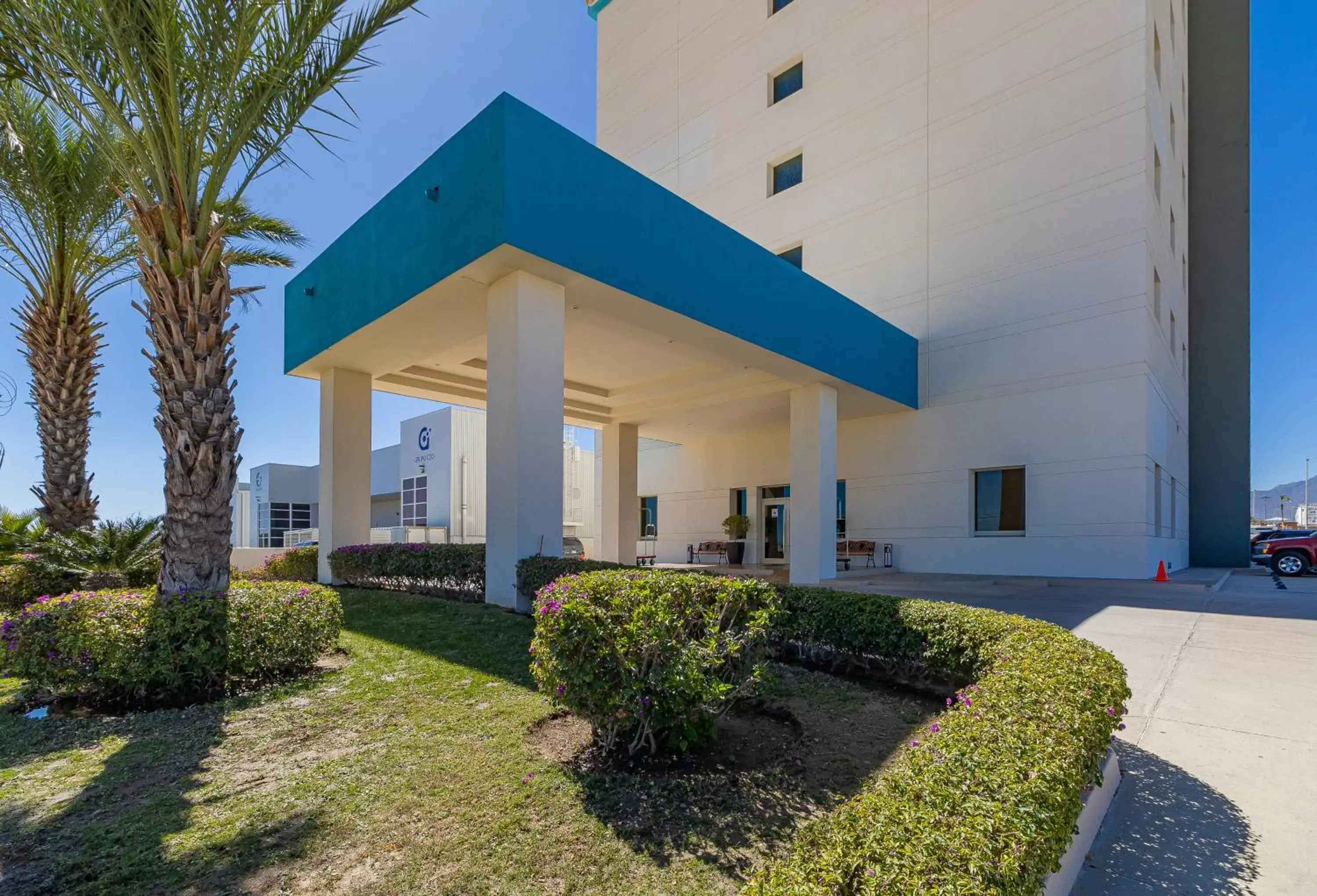 Facade/entrance, Property Building in Hotel Aeropuerto Los Cabos