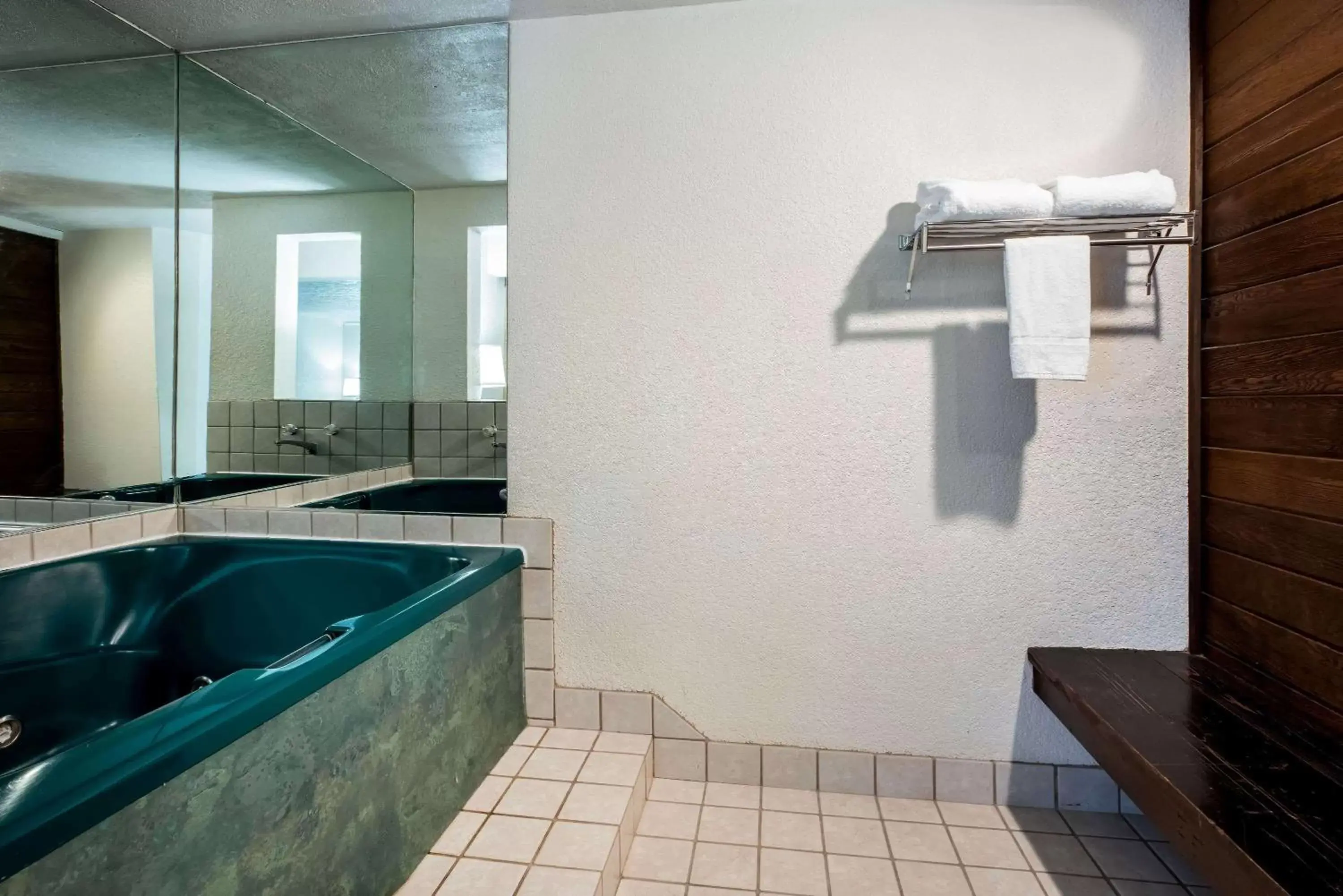 Photo of the whole room, Bathroom in La Quinta Inn by Wyndham Bend