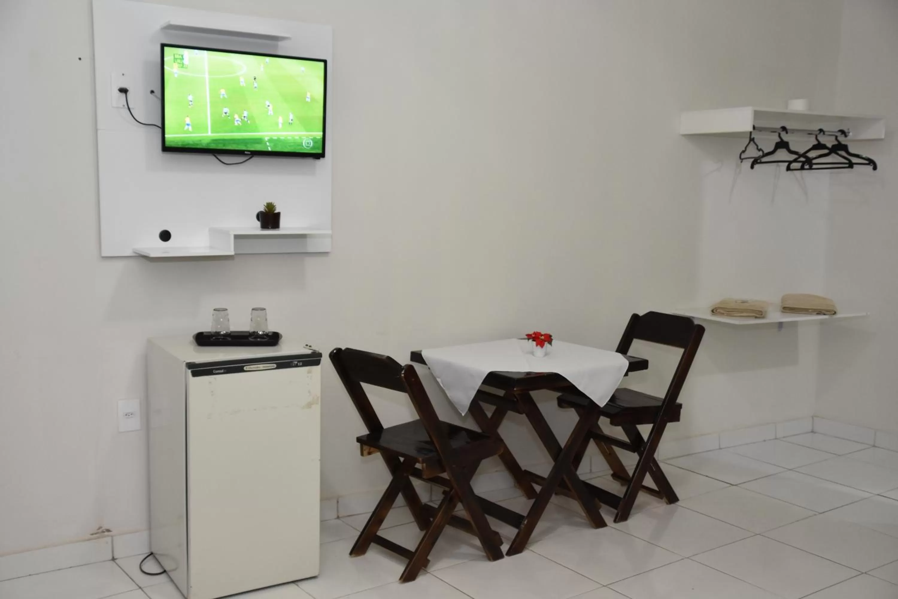 Bed, Dining Area in Pousada e Posto Amigão