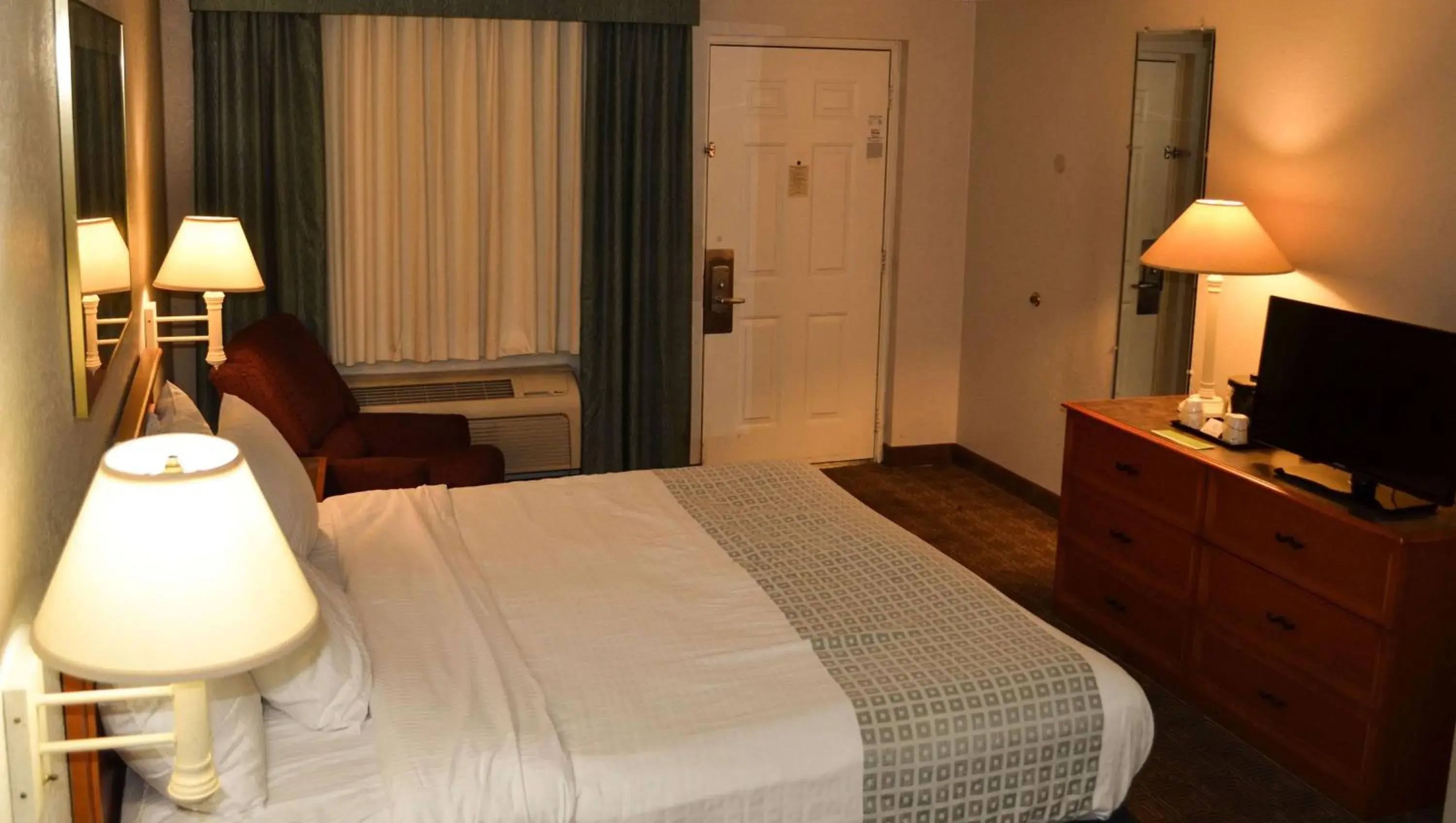 Photo of the whole room, Bed in Magnuson Hotel Texarkana