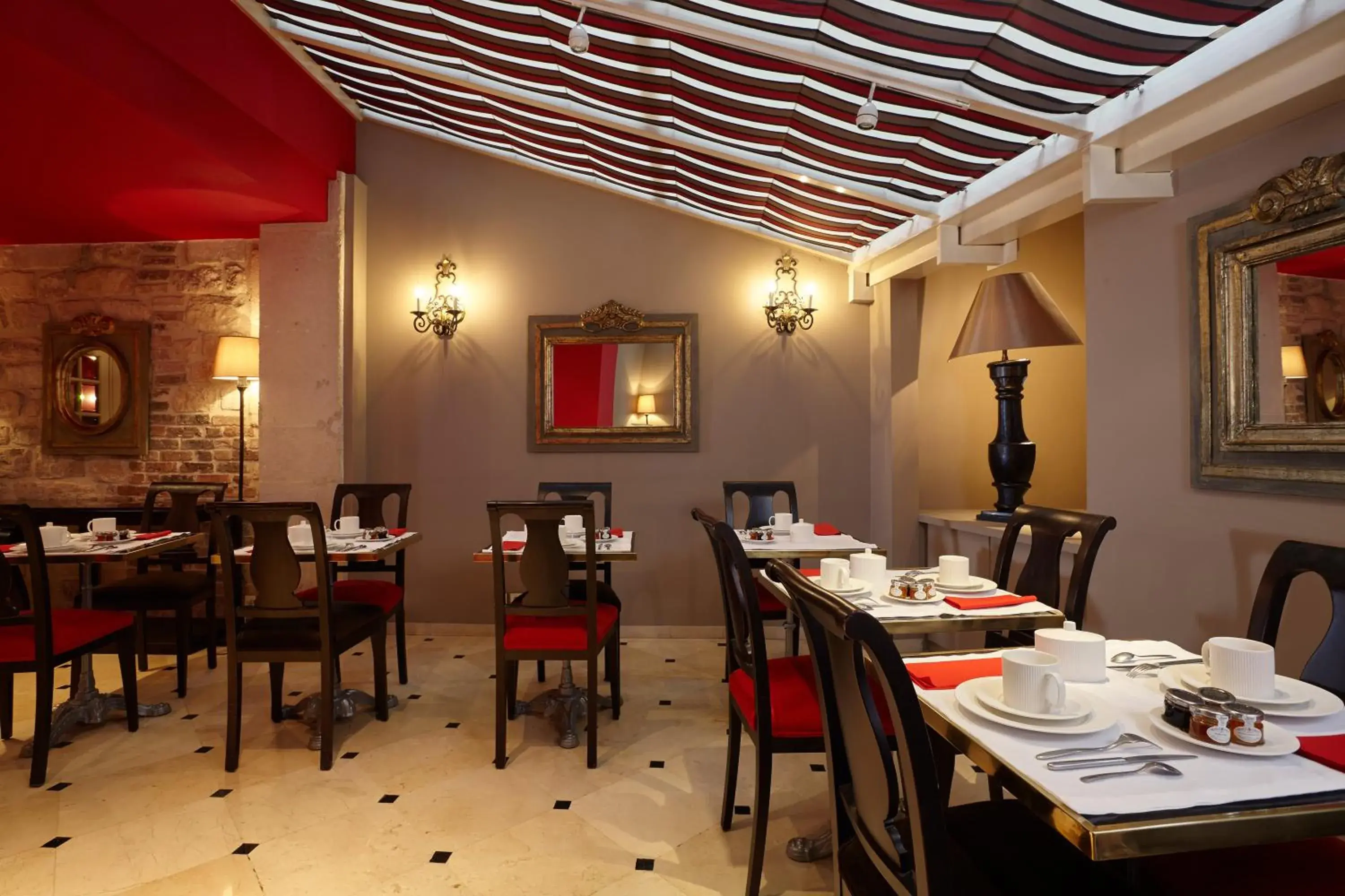 Patio, Restaurant/Places to Eat in Relais Saint Jacques